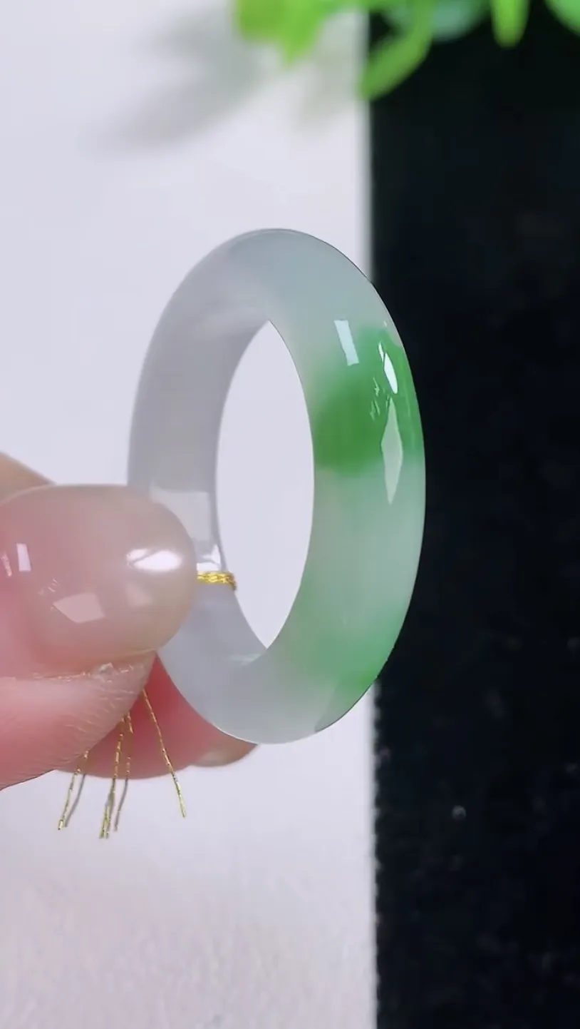 翡翠a货冰种飘绿指环 戒指，尺寸19.6-4.8-3.6，重量:4.44g