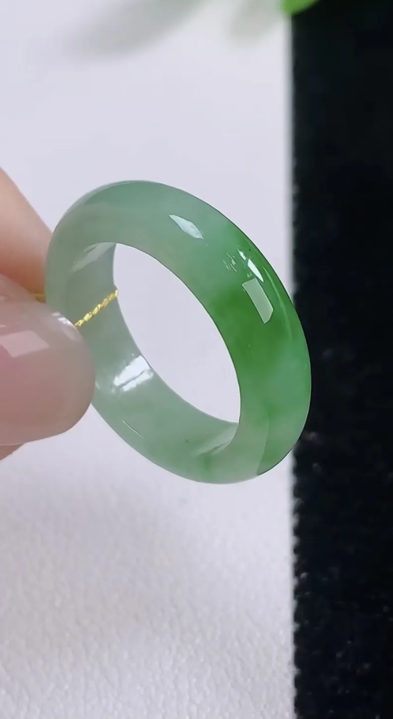 翡翠a货冰种飘绿指环 戒指，尺寸17.8-5.2-2.7，重量:3.43g