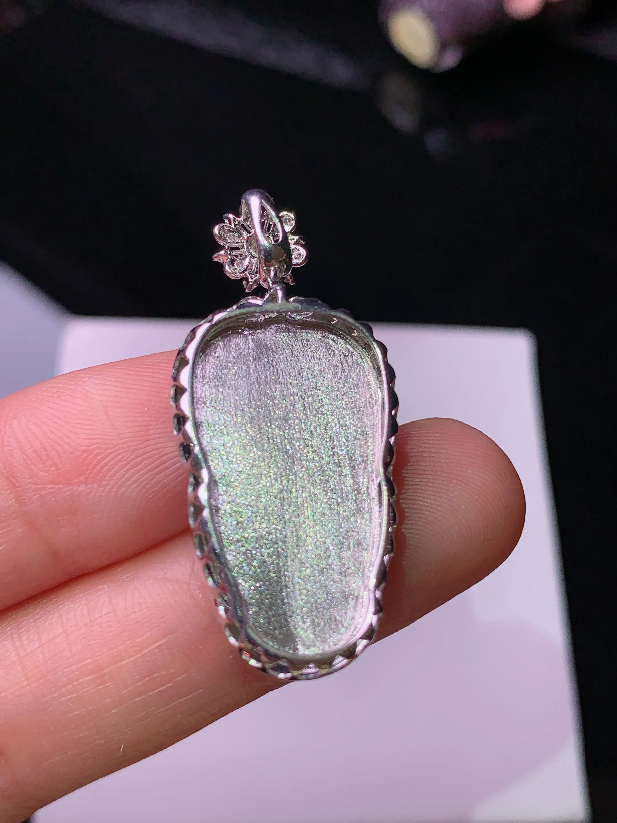 18k金钻镶嵌黄翡树叶吊坠 玉质细腻 色泽艳丽清新 整体尺寸34.5*15.7*7