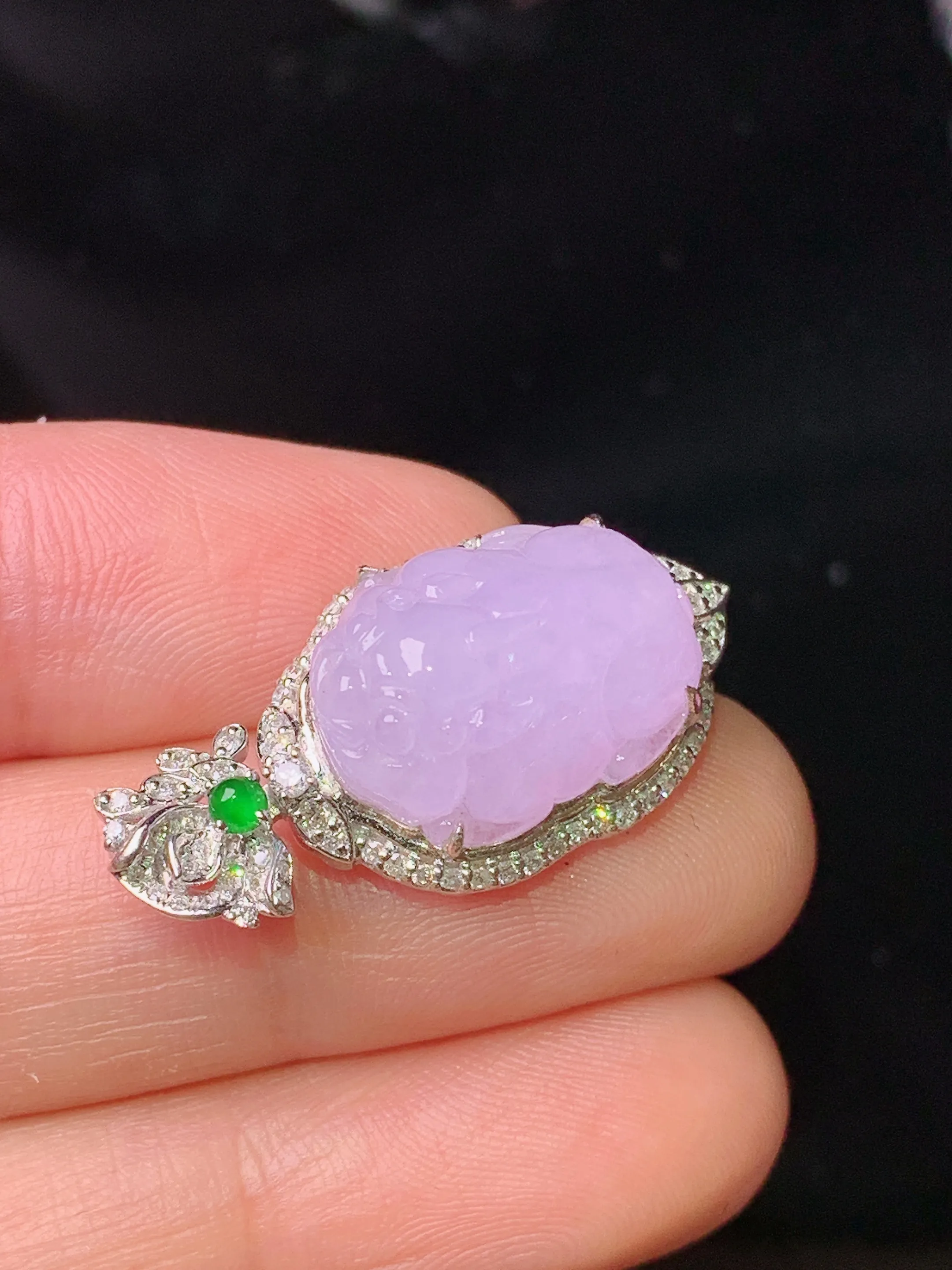 18k金钻镶嵌紫罗兰貔貅吊坠 玉质细腻 色泽艳丽清新 整体尺寸28.2*14.2*10.5