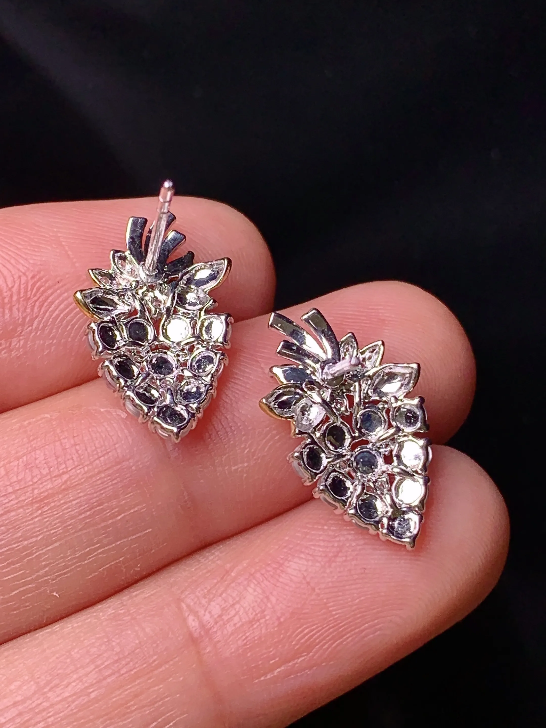 18k金钻镶嵌冰种蛋面耳钉 玉质细腻 色泽艳丽清新 整体尺寸18*11*3.5