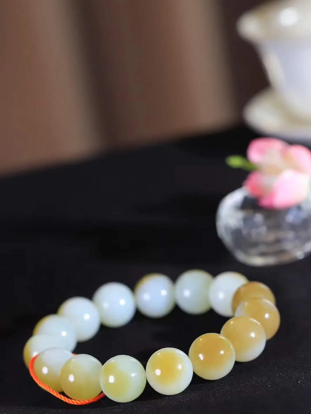 【珠圆玉润.手串】

精品和田玉糖白玉珠圆玉润手串 玉质温润细腻  整串打磨圆润，佩戴舒适。珠珠落玉