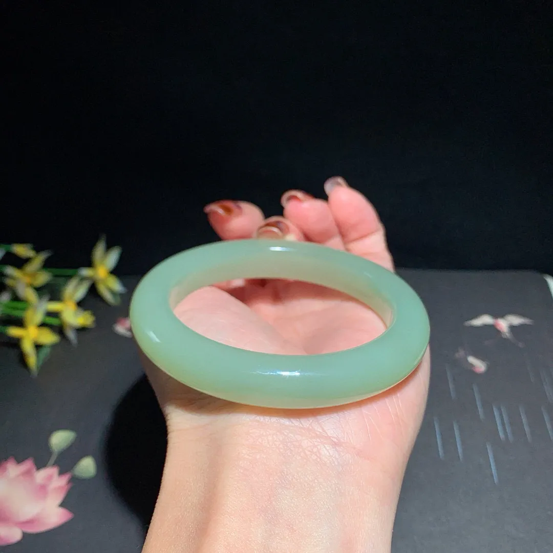 和田玉55.5圈晴水色手镯！清水色！玉质细腻油润 底色纯净  无裂无杂 脂粉好，品质高。