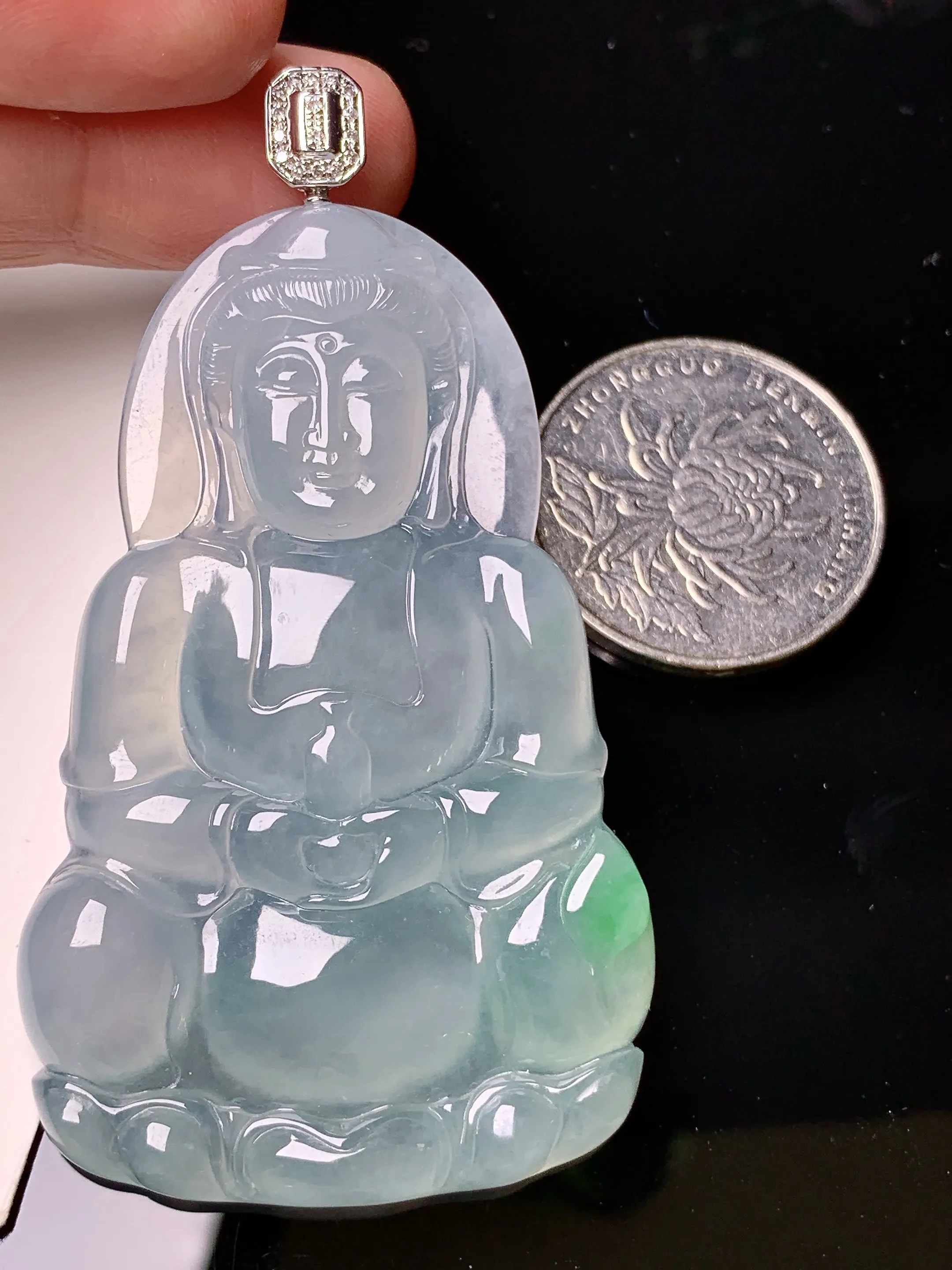 18k金钻镶嵌飘绿观音吊坠 玉质细腻 色泽艳丽清新 整体尺寸67*37.2*5.8