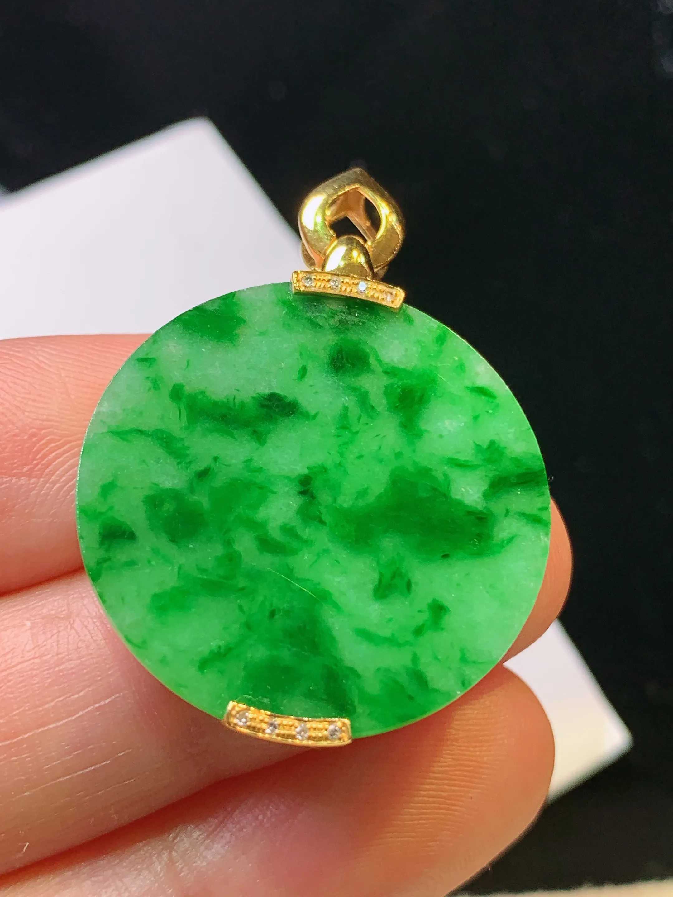 18k金镶嵌翠绿圆牌吊坠 玉质细腻 色泽艳丽清新 整体尺寸34.7*25.3*3.6