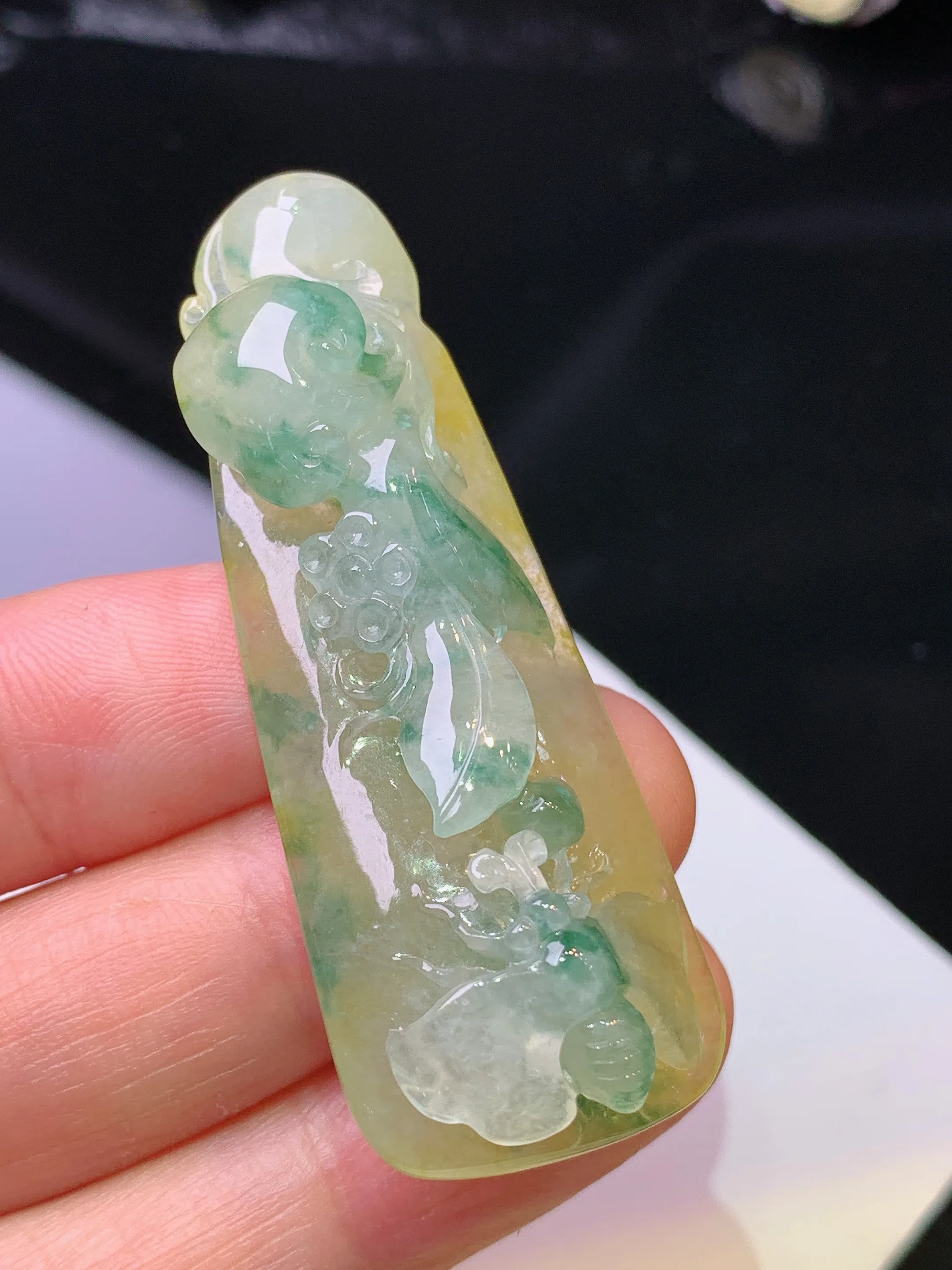 飘黄绿蜜蜂牌吊坠 玉质细腻 色泽艳丽清新 整体尺寸52.5*20*11