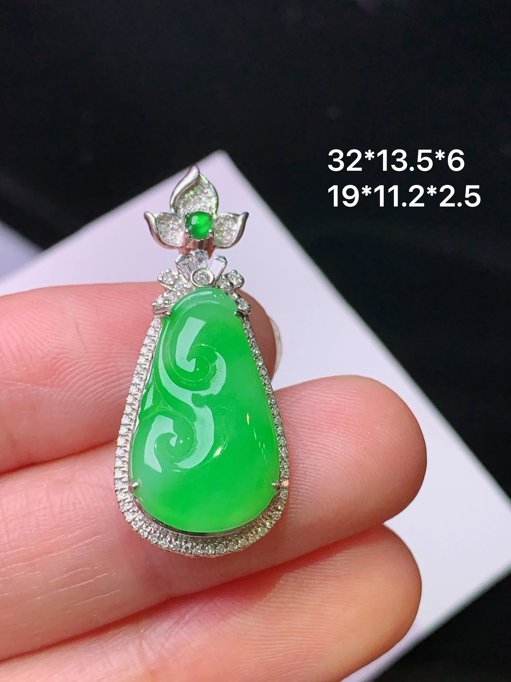 18k金钻镶嵌翠绿如意吊坠 玉质细腻 色泽艳丽清新 整体尺寸32*13.5*6