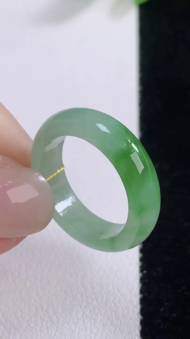 翡翠a货冰种飘绿指环 戒指，尺寸17.8-5.2-2.7，重量:3.43g