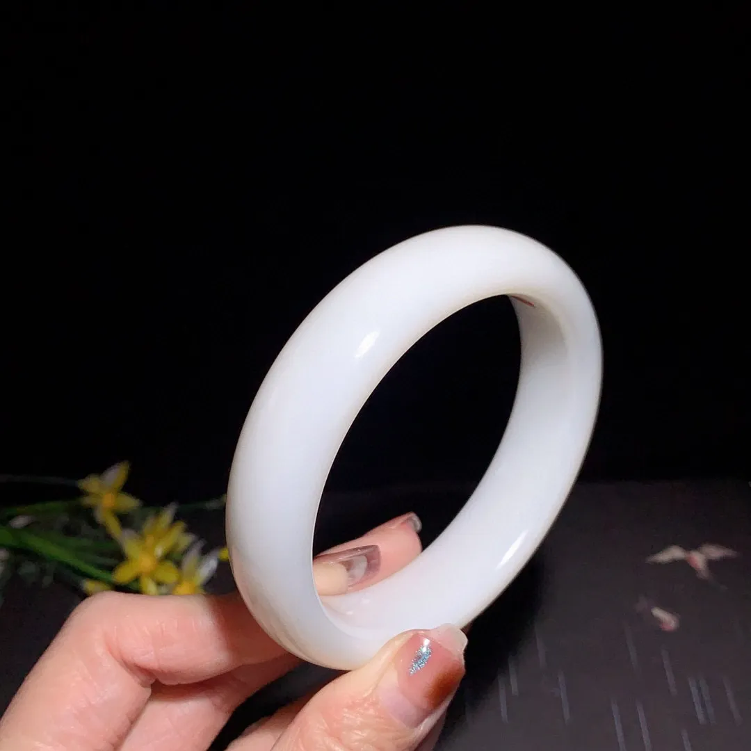 和田玉61圈口羊脂白宽条手镯！玉质细腻油润 底色纯净 无裂无杂 脂粉好，品质好！