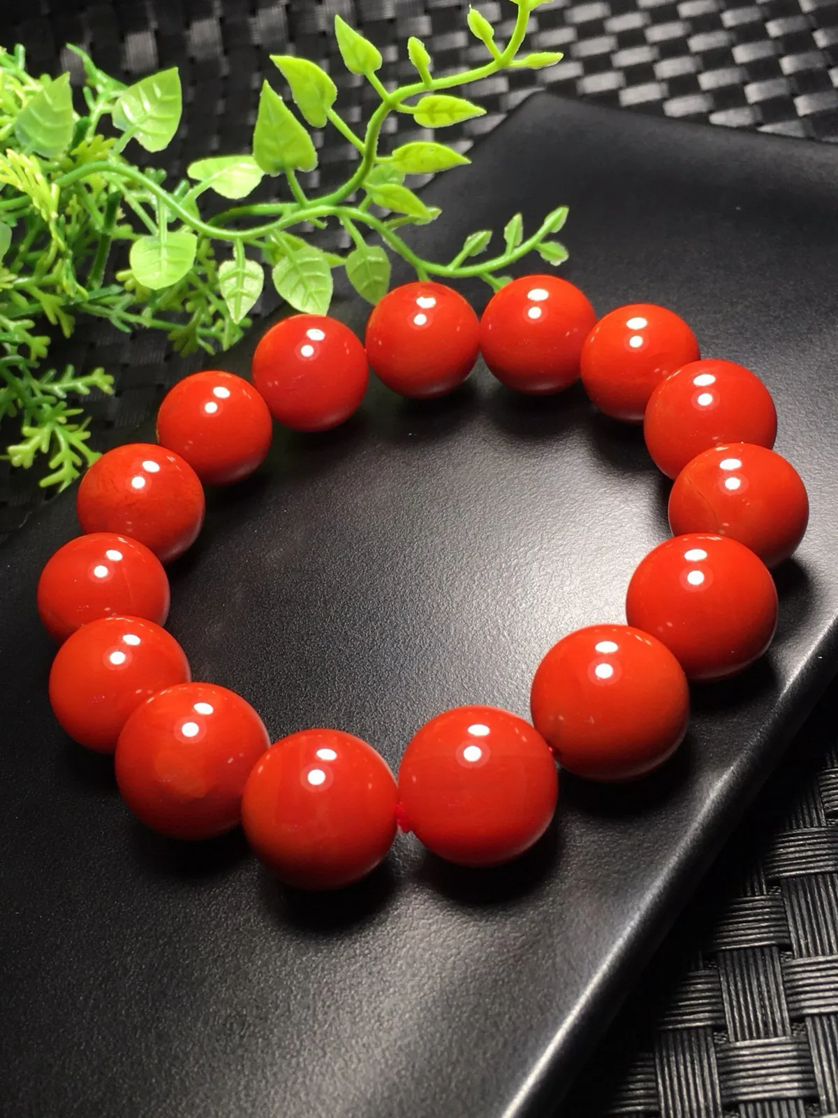 天然川料南红单圈手链 满色满肉玫瑰红  颜色油润细腻尺寸:14.5mm  南红古称南红＂赤玉＂赤玉内敛端庄 且有财运亨通寓意 送礼 自戴 非常百搭 同款随机发