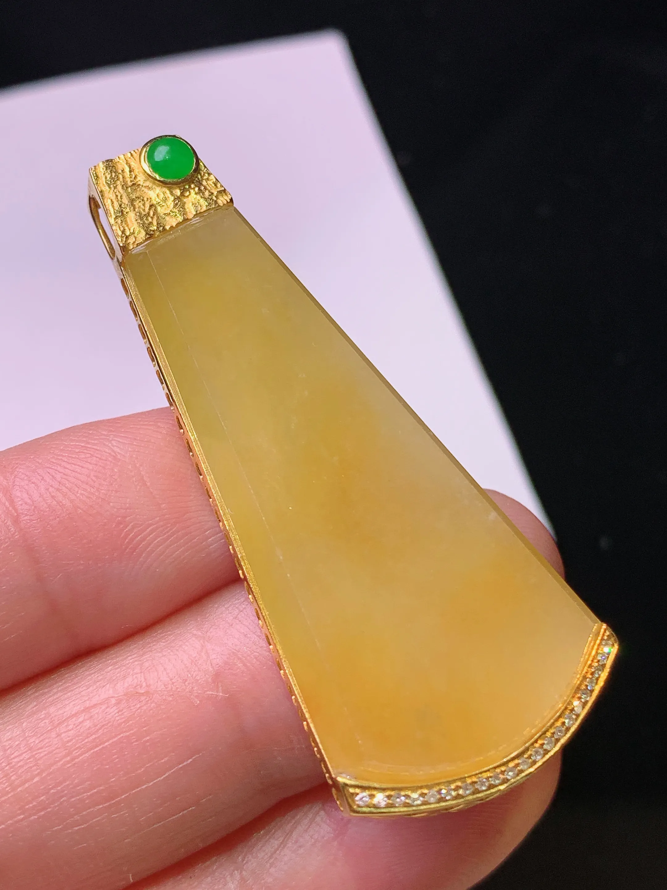 18k金钻镶嵌黄翡无事牌吊坠 玉质细腻 色泽艳丽清新 整体尺寸47*20*6.5