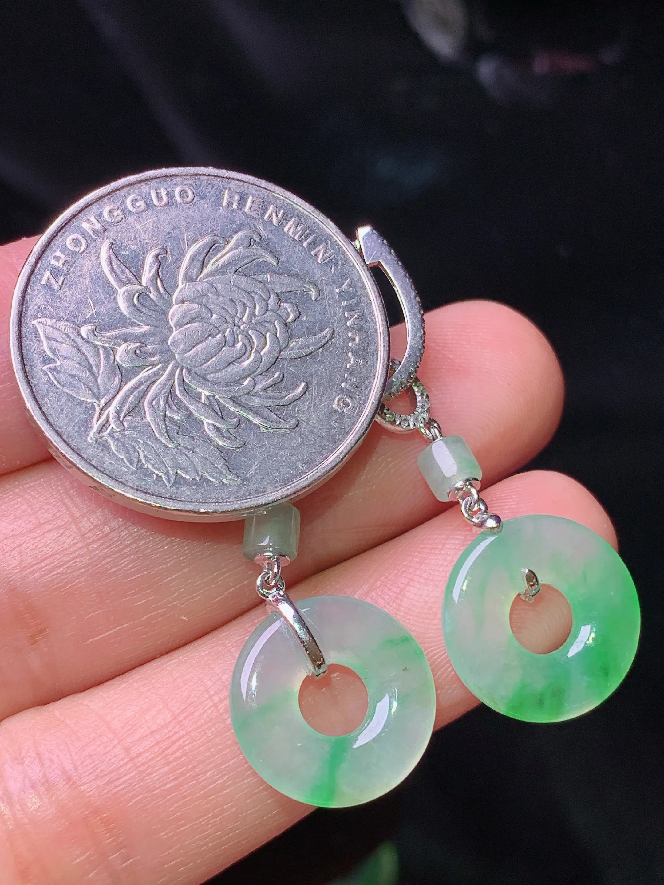 18k金钻镶嵌飘绿平安环耳坠 玉质细腻 色泽艳丽清新 整体尺寸37.3*13.2*2.8