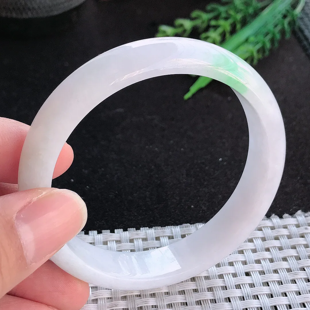 天然A货翡翠58.5/13.5/7.1老坑秀气冰润飘绿手镯宽边玉手镯