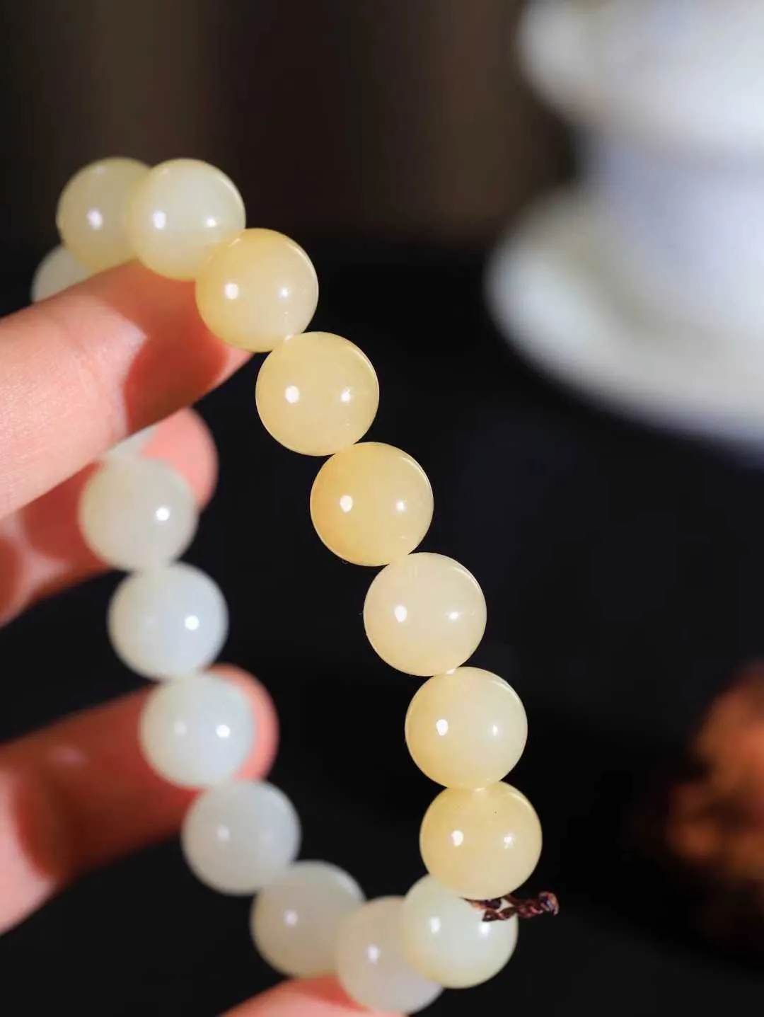 【珠圆玉润.手串】

新疆和田且末料糖白玉珠圆玉润手串 玉质温润细腻  整串打磨圆润，佩戴舒适。珠珠落玉盘，间关莺语花底滑，一生美好时光，无论身在何处，都有它相伴相守。事事顺遂，幸福美满，吉祥如意。重45.5克 尺寸取一12mm FDA-161102286