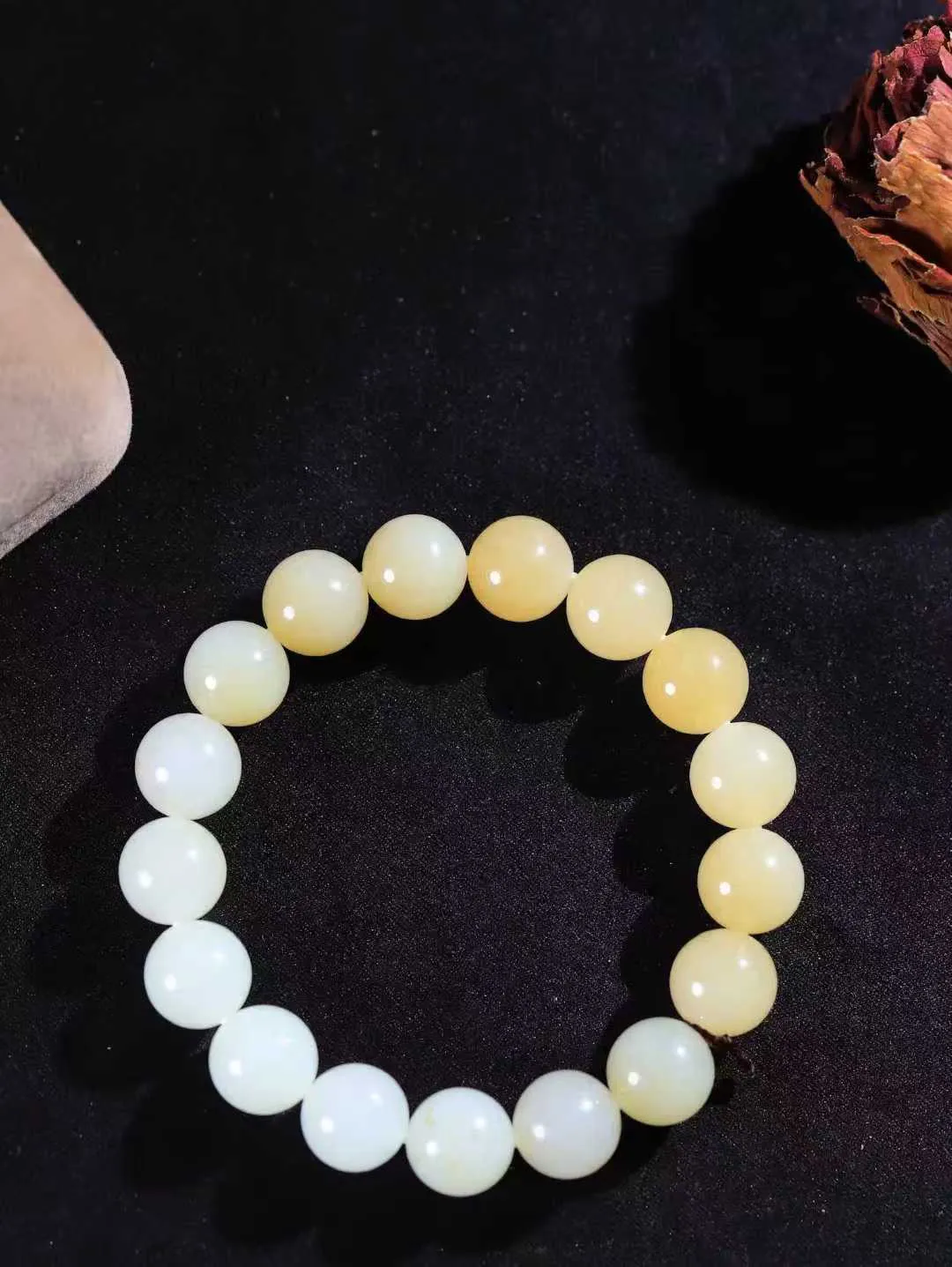 【珠圆玉润.手串】

新疆和田且末料糖白玉珠圆玉润手串 玉质温润细腻  整串打磨圆润，佩戴舒适。珠珠落玉盘，间关莺语花底滑，一生美好时光，无论身在何处，都有它相伴相守。事事顺遂，幸福美满，吉祥如意。重45.5克 尺寸取一12mm FDA-161102286