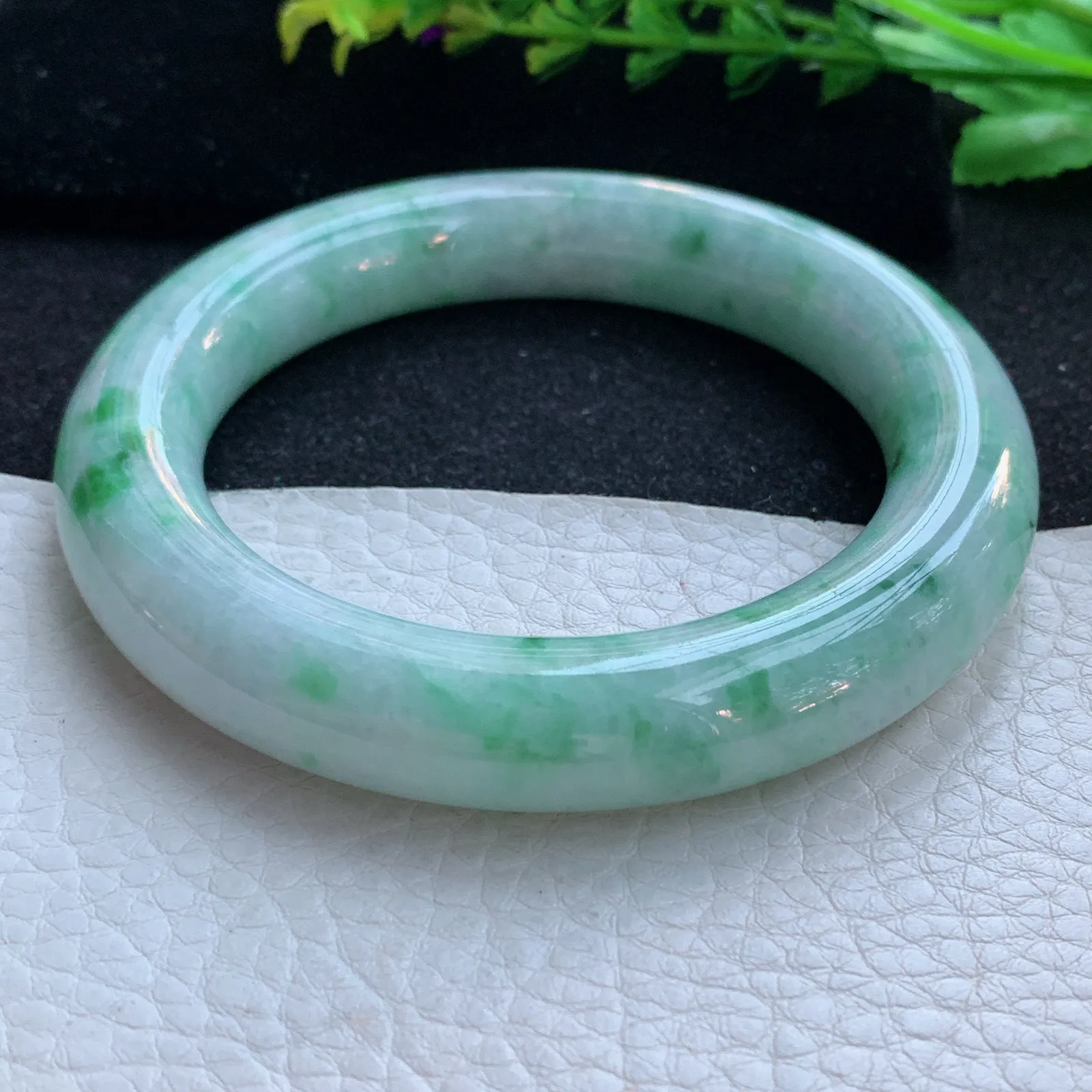 n自然光59*12.5*12.3胖圆镯 缅甸翡翠a货玉手镯飘绿大气圆条玉手环