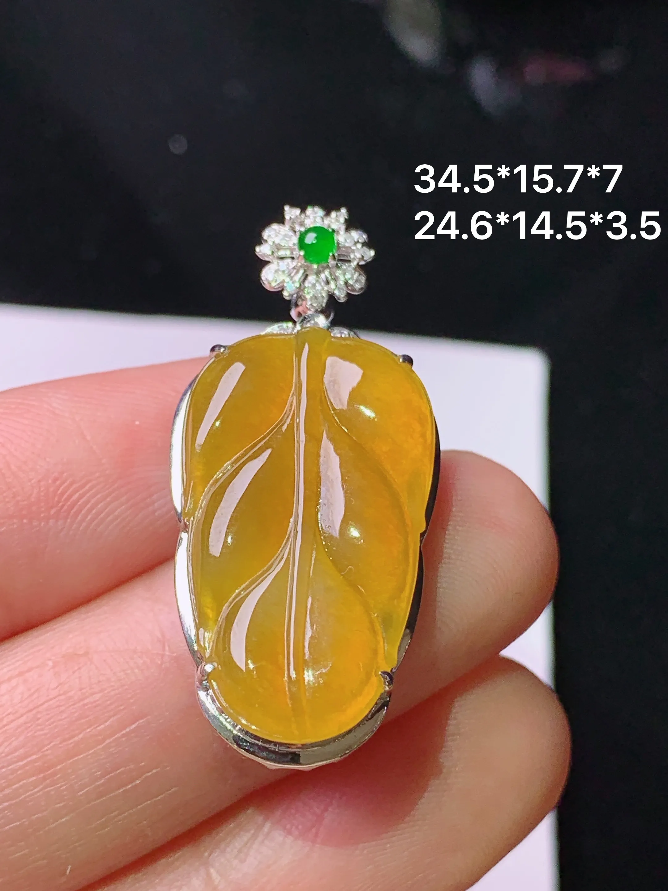 18k金钻镶嵌黄翡树叶吊坠 玉质细腻 色泽艳丽清新 整体尺寸34.5*15.7*7