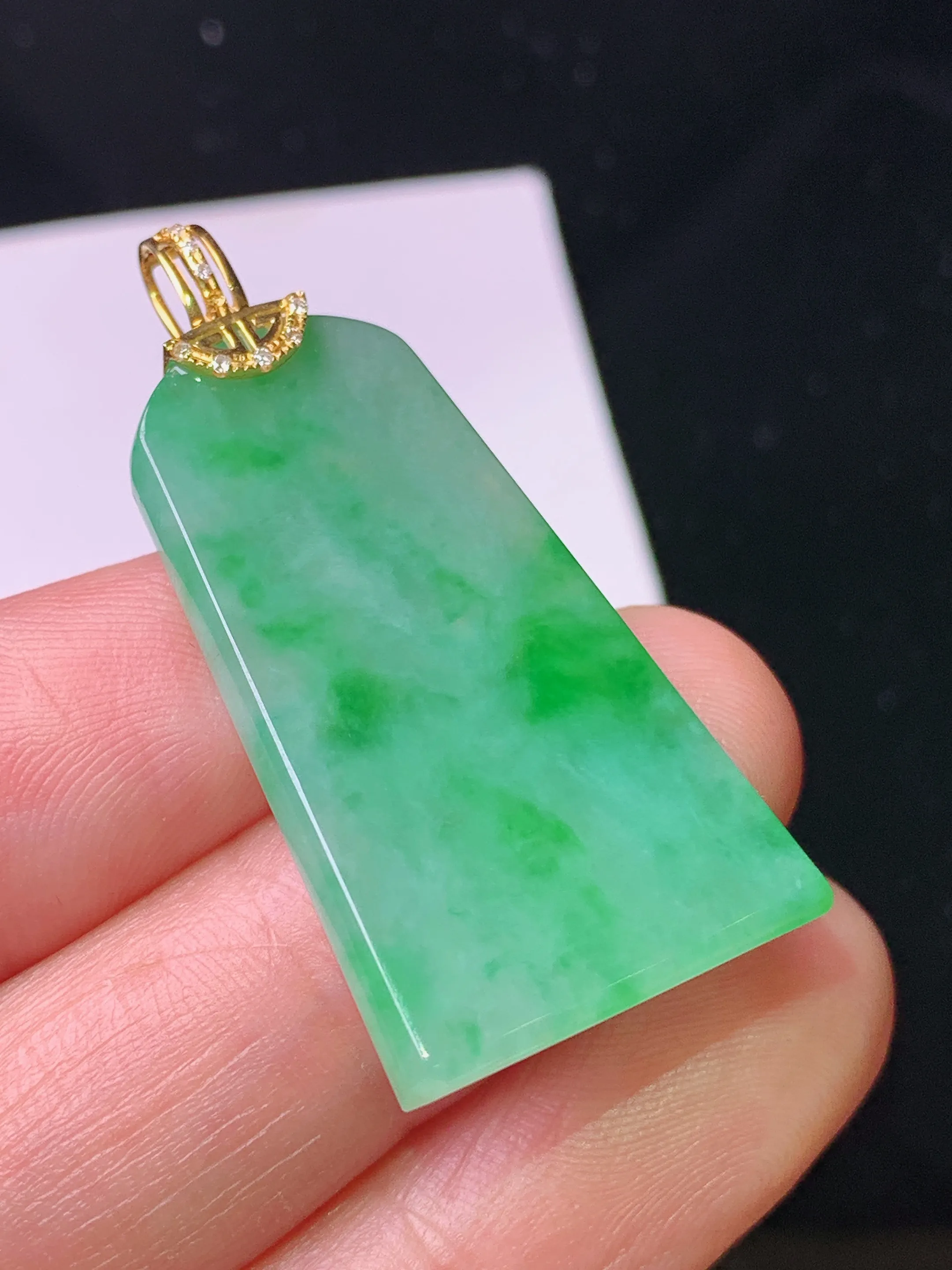 18k金钻镶嵌飘绿无事牌吊坠 玉质细腻 色泽艳丽清新 整体尺寸38.8*19*3.5