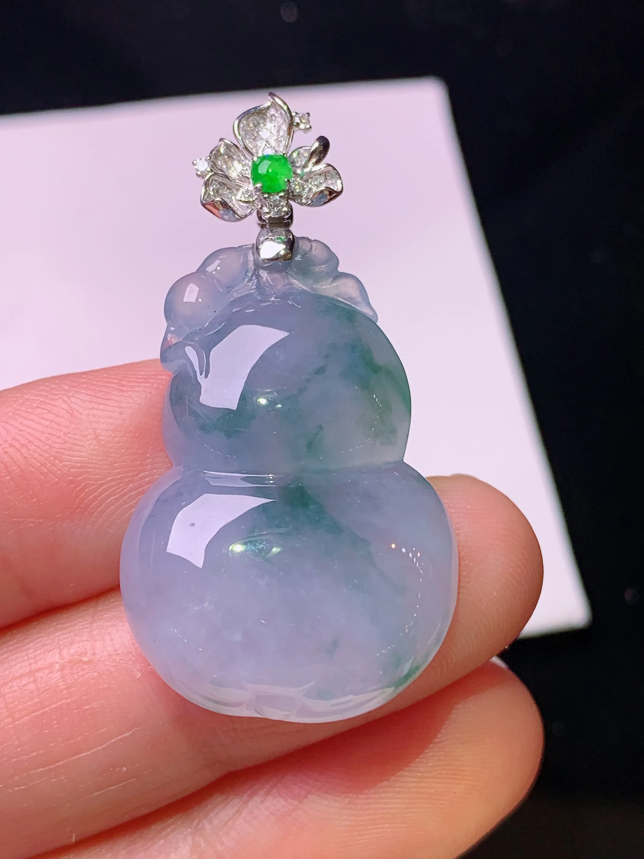 18k金钻镶嵌飘花葫芦吊坠 玉质细腻 色泽艳丽清新 整体尺寸39.5*20.5*7