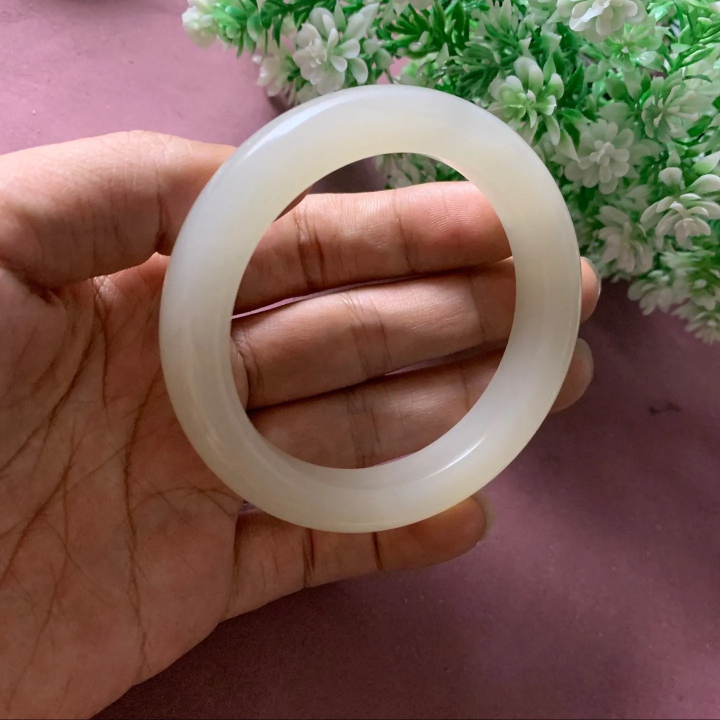 和田玉60圈口藕粉色宽条手镯，玉质细腻油润 底色纯净  无裂无杂 脂粉好，品质高