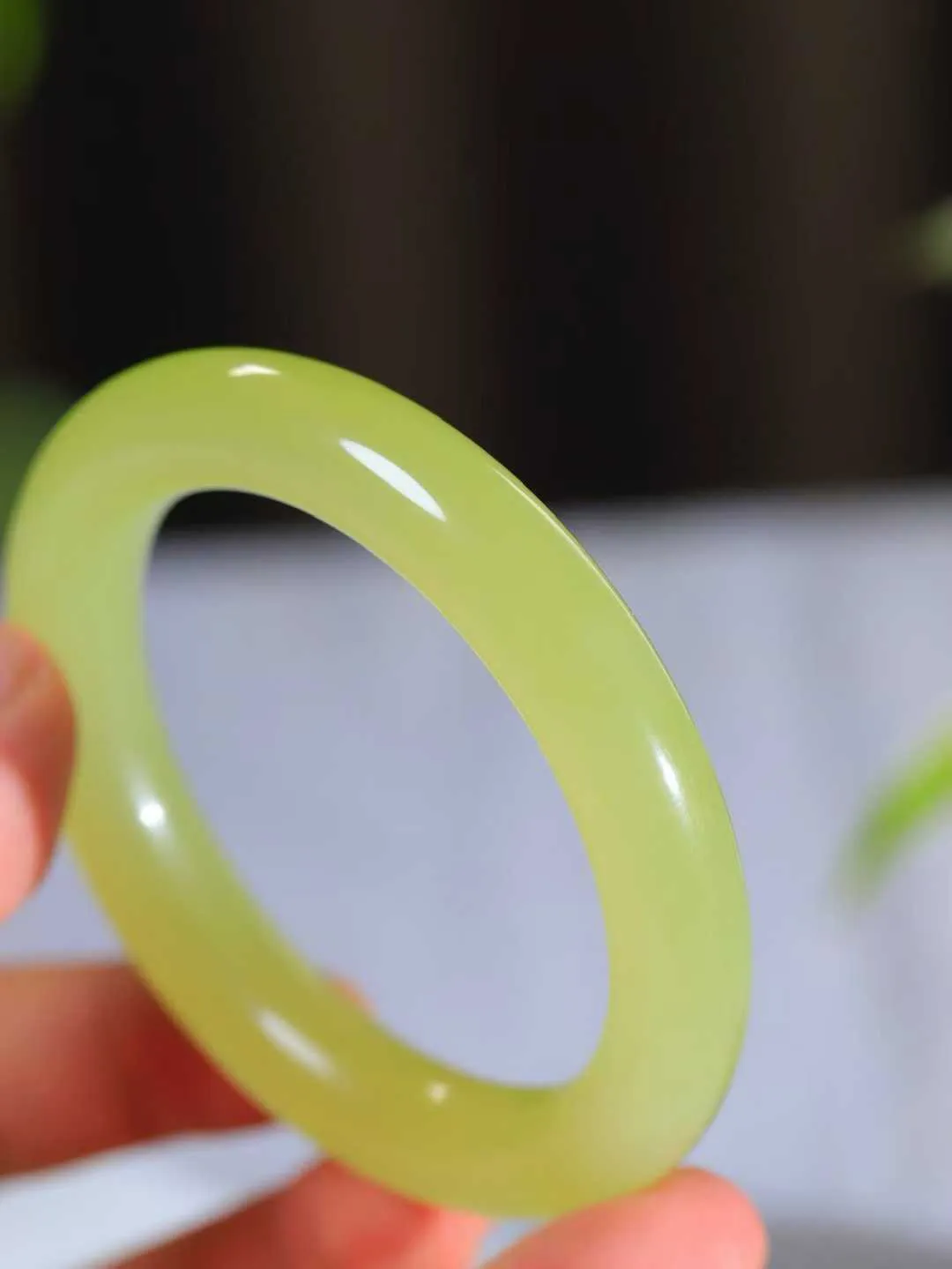 [温润如玉.手镯]

收藏级臻品️和田玉黄口圆条手镯。玉质温润细腻 油性十足 手感舒适，高华雅逸，线条流畅，简约大气，美自天成，素雅高贵。佩戴于腕间，婉约之美，举手投足间透出那份低调奢华。重62.7克 内径56mm尺寸11.2-11mm FDA-121172297