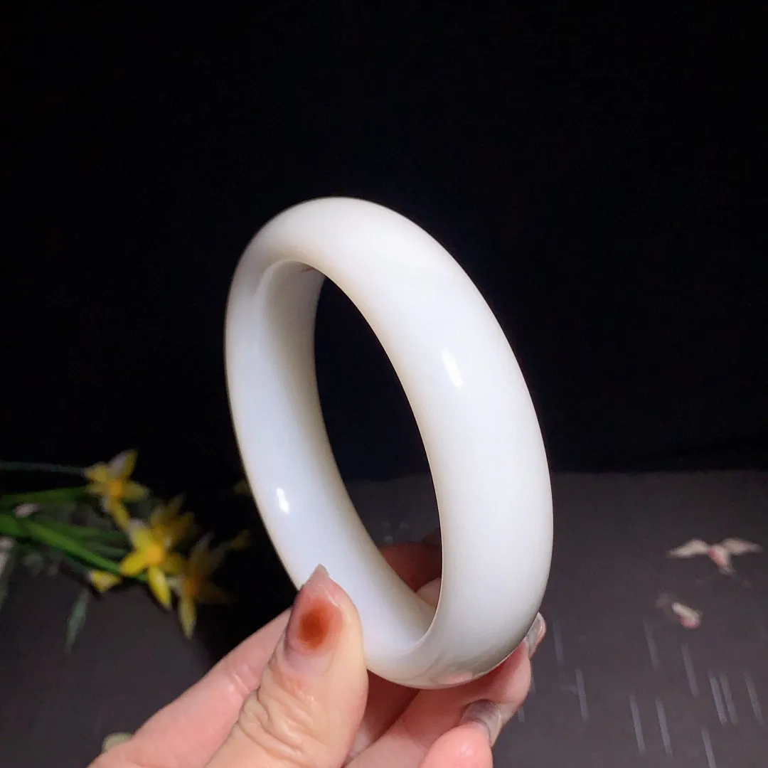 和田玉61圈口羊脂白宽条手镯！玉质细腻油润 底色纯净 无裂无杂 脂粉好，品质好！