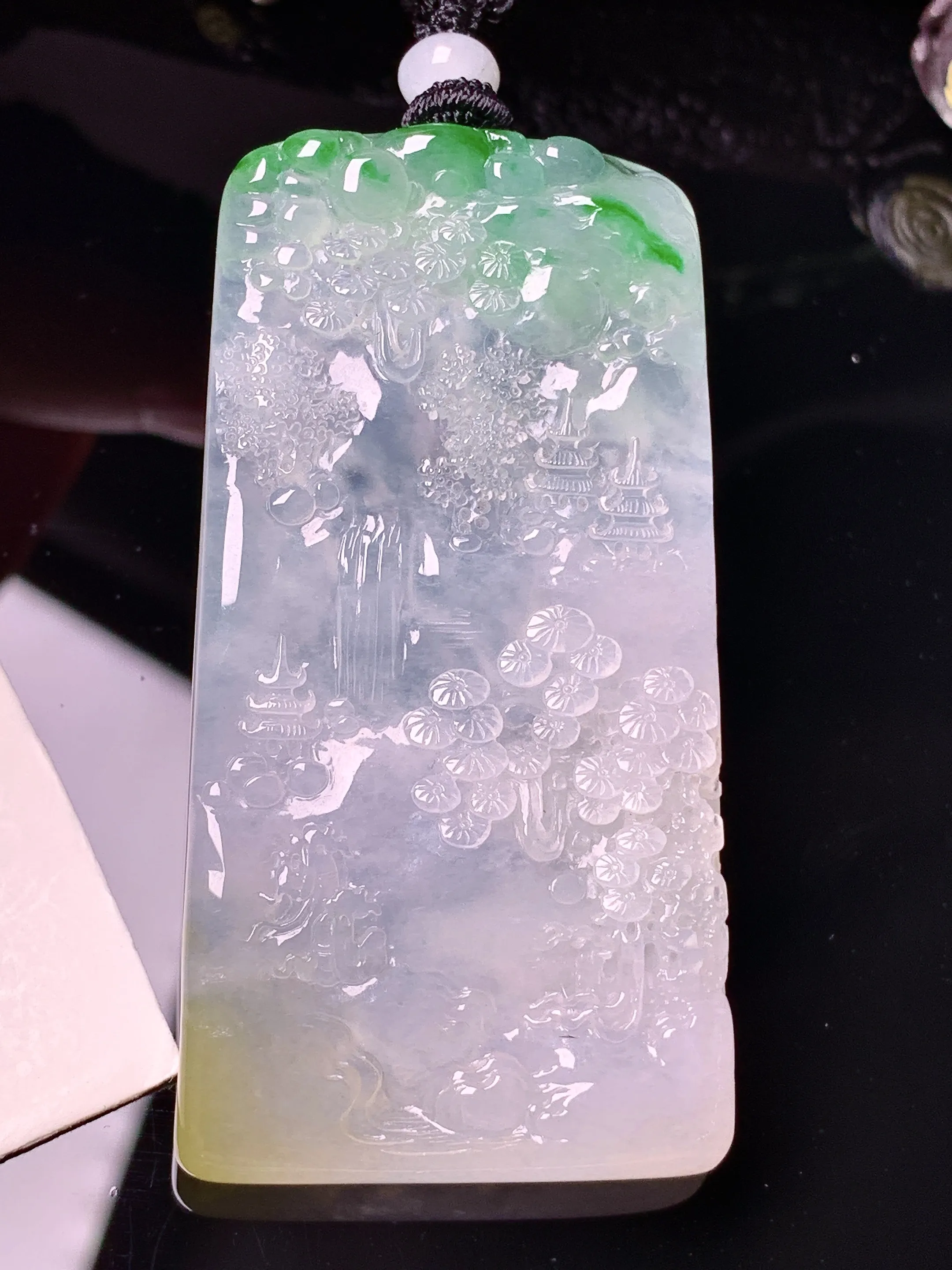 18k金钻镶嵌飘黄绿山水牌吊坠 玉质细腻 色泽艳丽清新 整体尺寸59*31*6.3