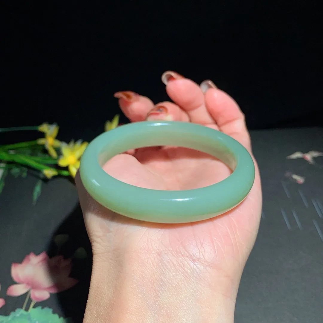 和田玉55.5圈口且末蓝手镯！玉质细腻油润 底色纯净 无裂无杂 脂粉好，品质高。