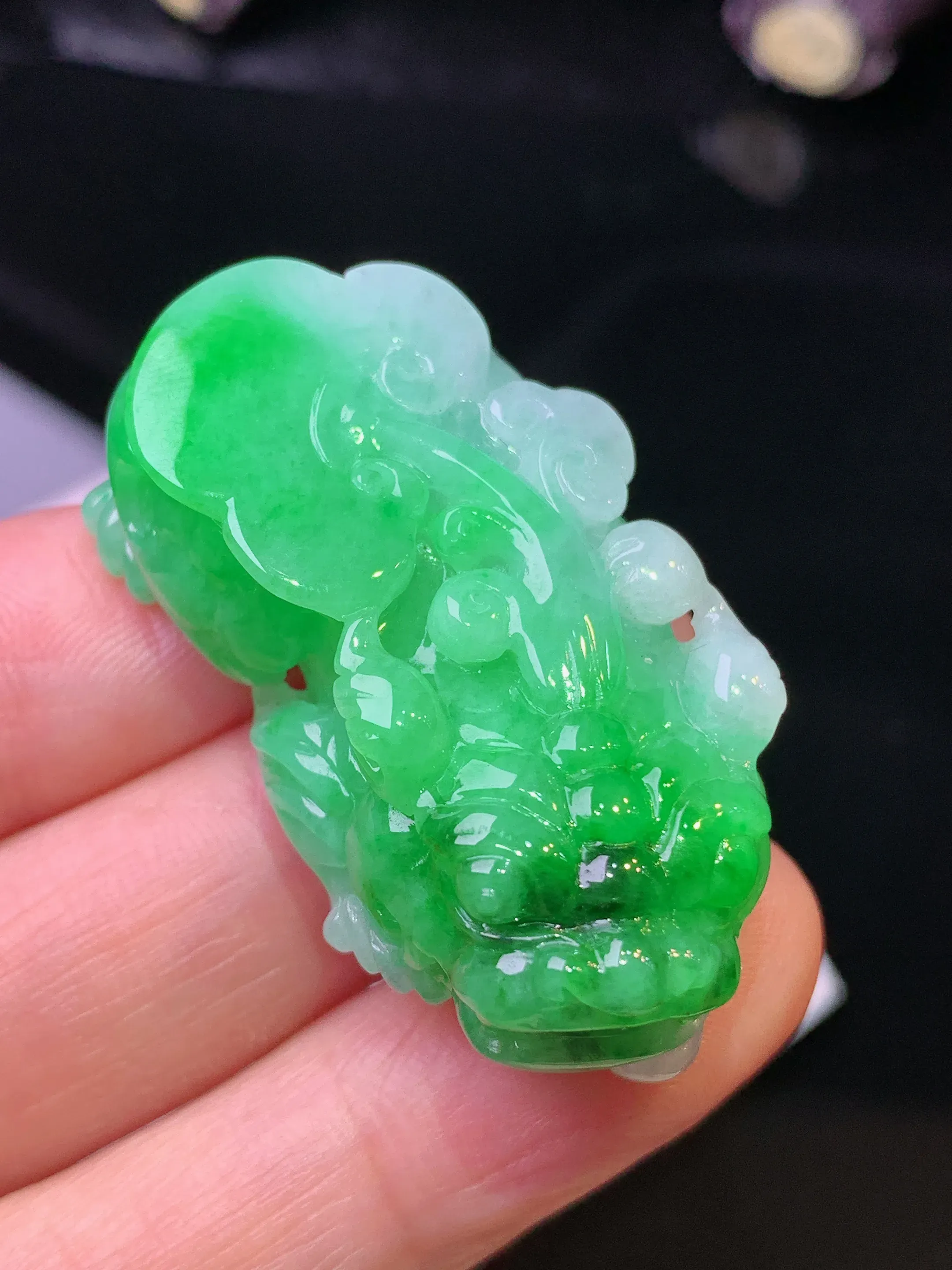 翠绿貔貅吊坠 玉质细腻 色泽艳丽清新 整体尺寸41*21.5*12.8