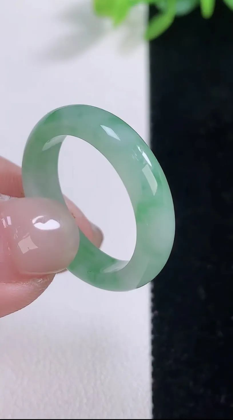 翡翠a货冰种飘绿指环 戒指，尺寸19.6-5-2.7，重量:3.81g