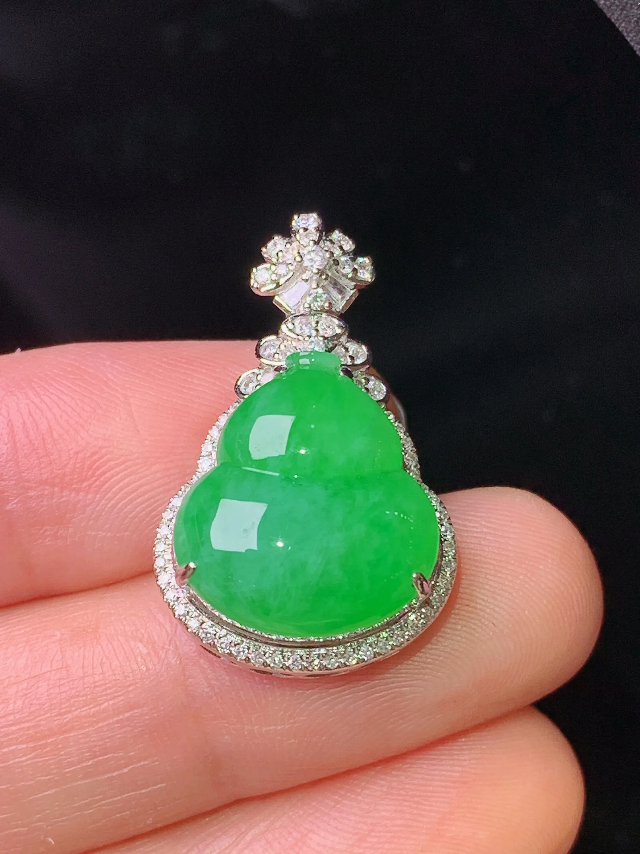 18k金钻镶嵌满绿葫芦吊坠 玉质细腻 色泽艳丽清新 整体尺寸26.3*16.5*9.7