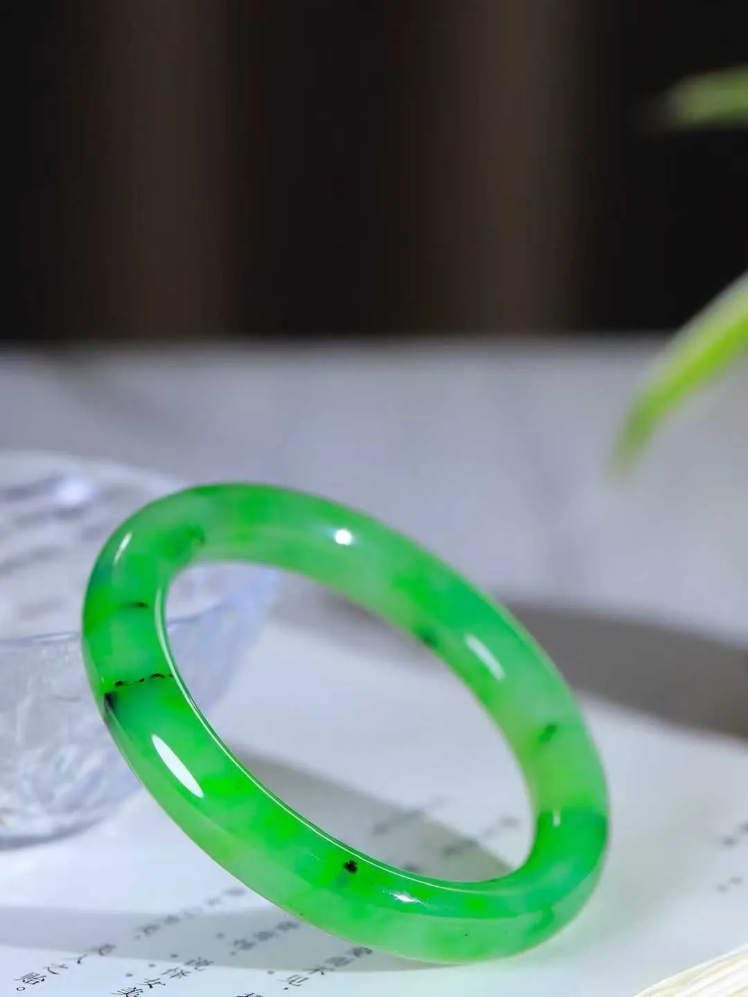 【悠悠芳华.镯】

精品和田玉碧玉圆条手镯 玉质温润 青葱岁月，尽收腕中，婉转流畅，凝岁月悠长。盈一眸恬淡，挽一抹绿意。重54.8克 内径56mm尺寸11-10mm   861162297A