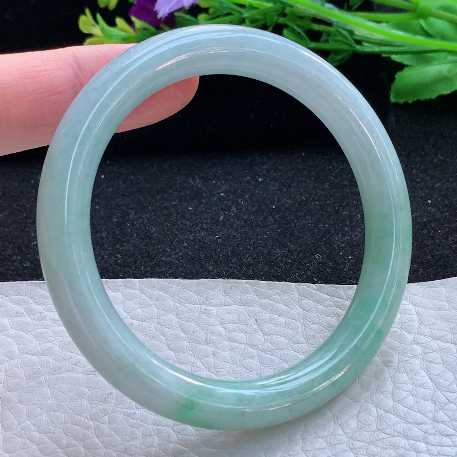 n自然光55*8.4叮当镯 缅甸翡翠a货玉手镯飘绿圆条玉手环 美人镯