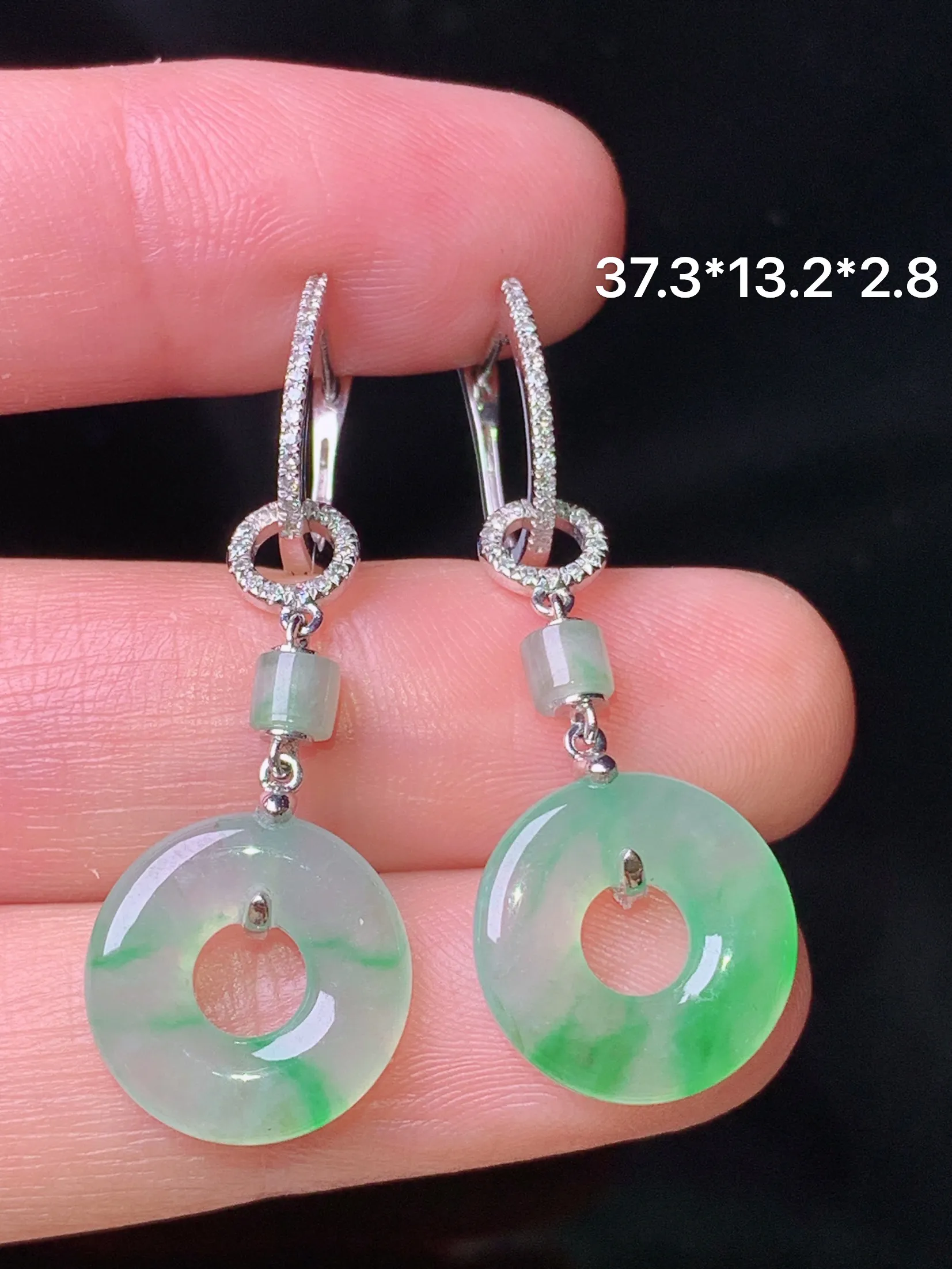 18k金钻镶嵌飘绿平安环耳坠 玉质细腻 色泽艳丽清新 整体尺寸37.3*13.2*2.8