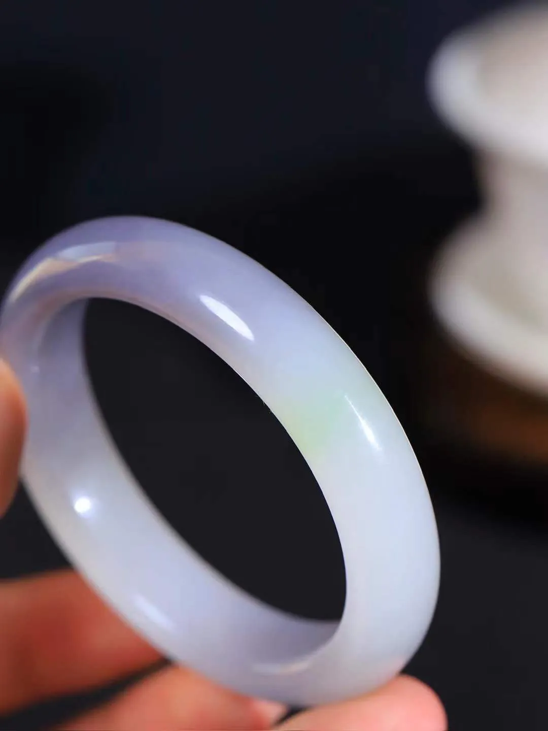 【婉约佳人.手镯】

收藏级️和田玉三色手镯 玉质温润细腻 油性十足 手感舒适，高华雅逸，线条流畅，简约大气，美自天成，素雅高贵。佩戴于腕间，婉约之美，举手投足间透出那份低调奢华。重54.5克 内径53.5mm  尺寸13.2-8.7mm   FDA-111102933