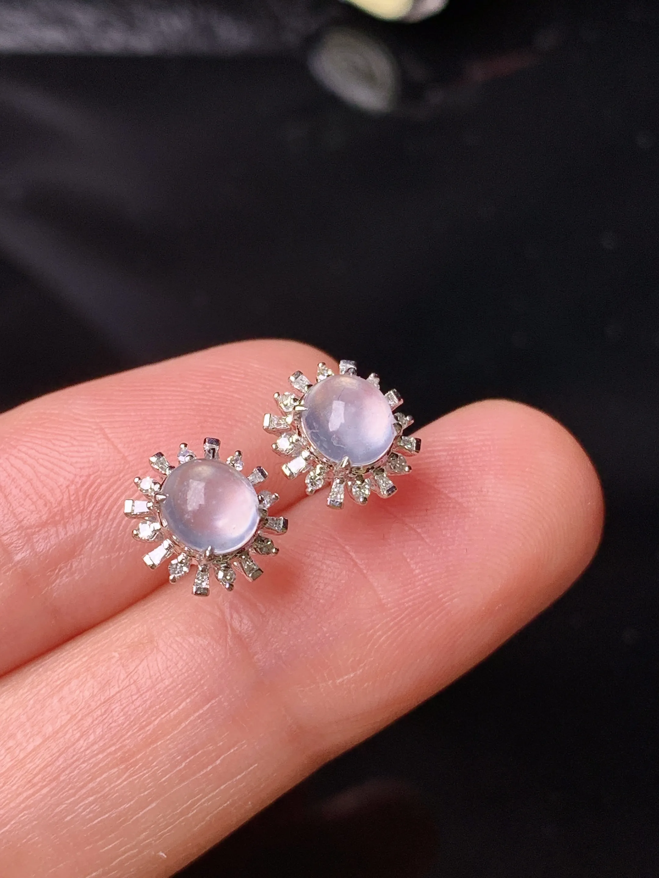 18k金钻镶嵌冰种蛋面耳钉 玉质细腻 色泽艳丽清新 整体尺寸8.8*8.2*6.2