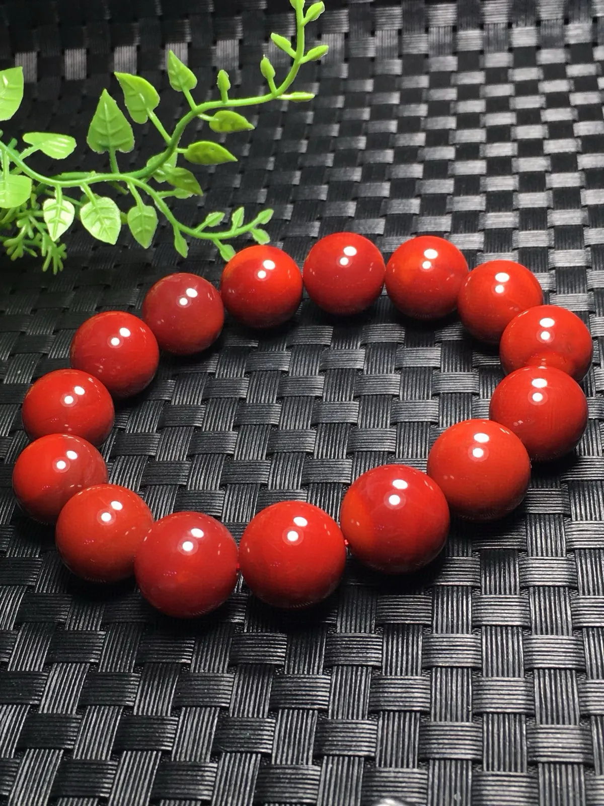 天然川料南红单圈手链 满色满肉玫瑰红  颜色油润细腻尺寸:15mm  南红古称南红＂赤玉＂赤玉内敛端庄 且有财运亨通寓意 送礼 自戴 非常百搭 同款随机发