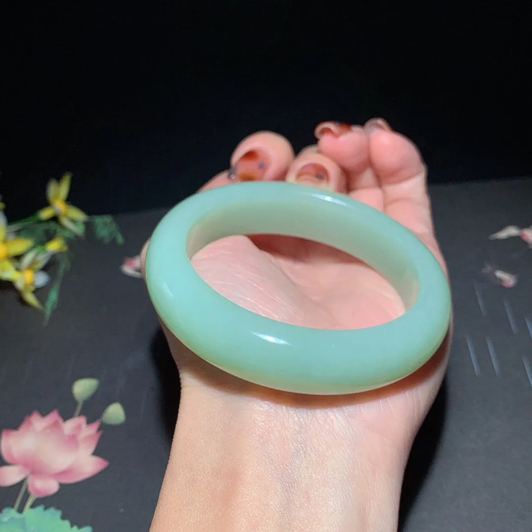 和田玉55.5圈口且末蓝手镯！玉质细腻油润 底色纯净 无裂无杂 脂粉好，品质高