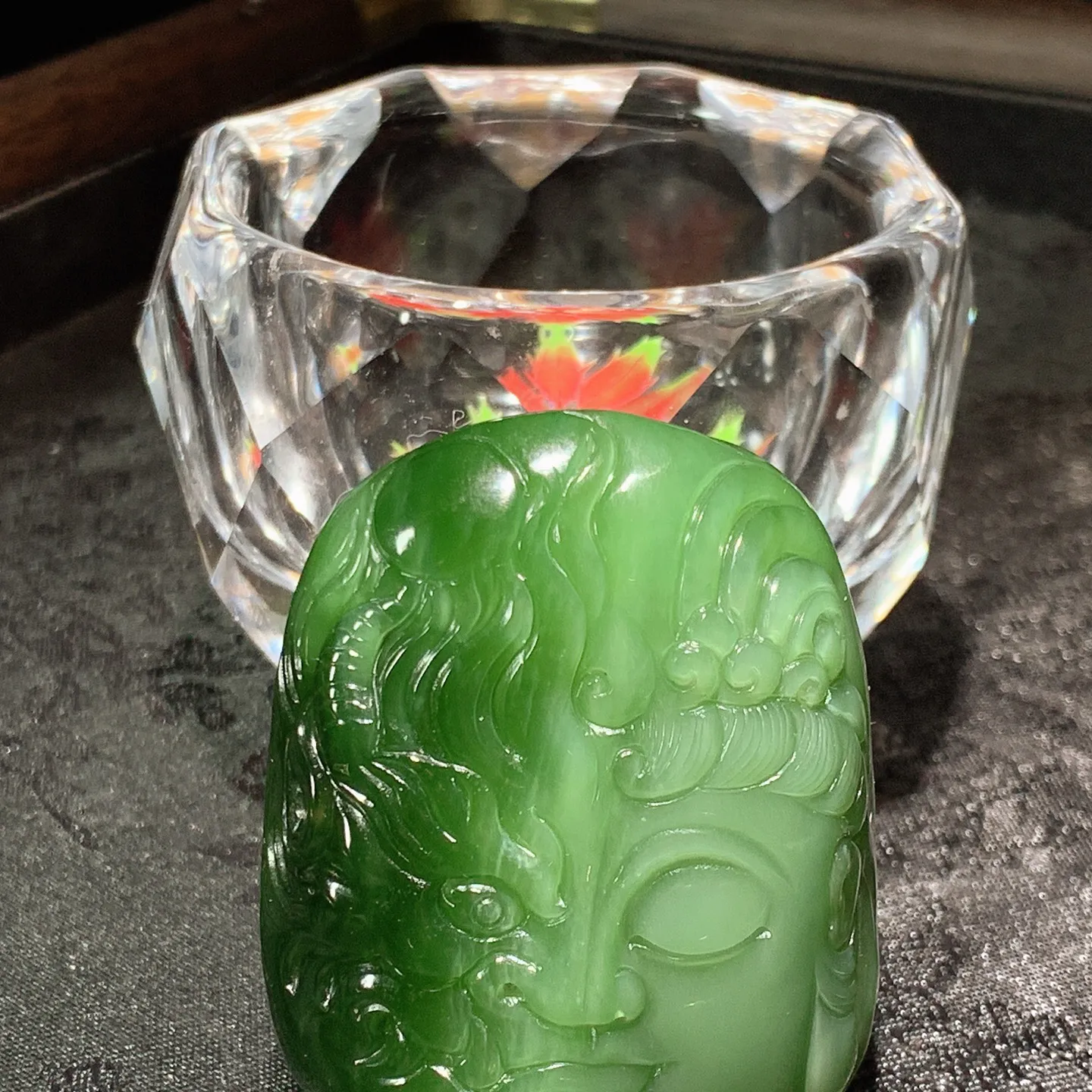 和田玉阳绿俄罗斯碧玉佛魔一念间挂件。尺寸50/39/18重66克。玉质细腻油润。手推出油。佩戴高端典雅。lt251128