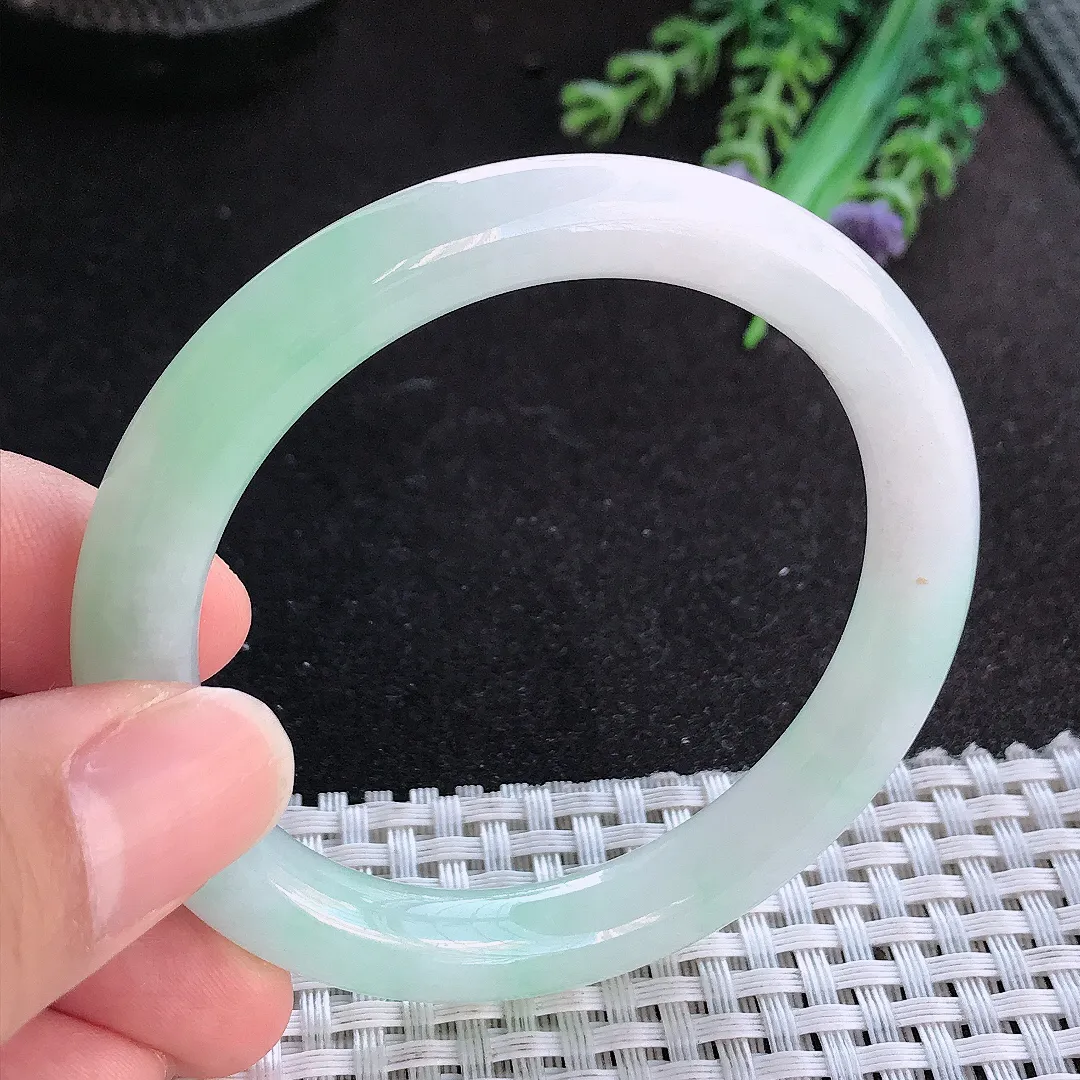 天然A货翡翠53/8.8老坑秀气冰胶浅绿圆条手镯玉手镯