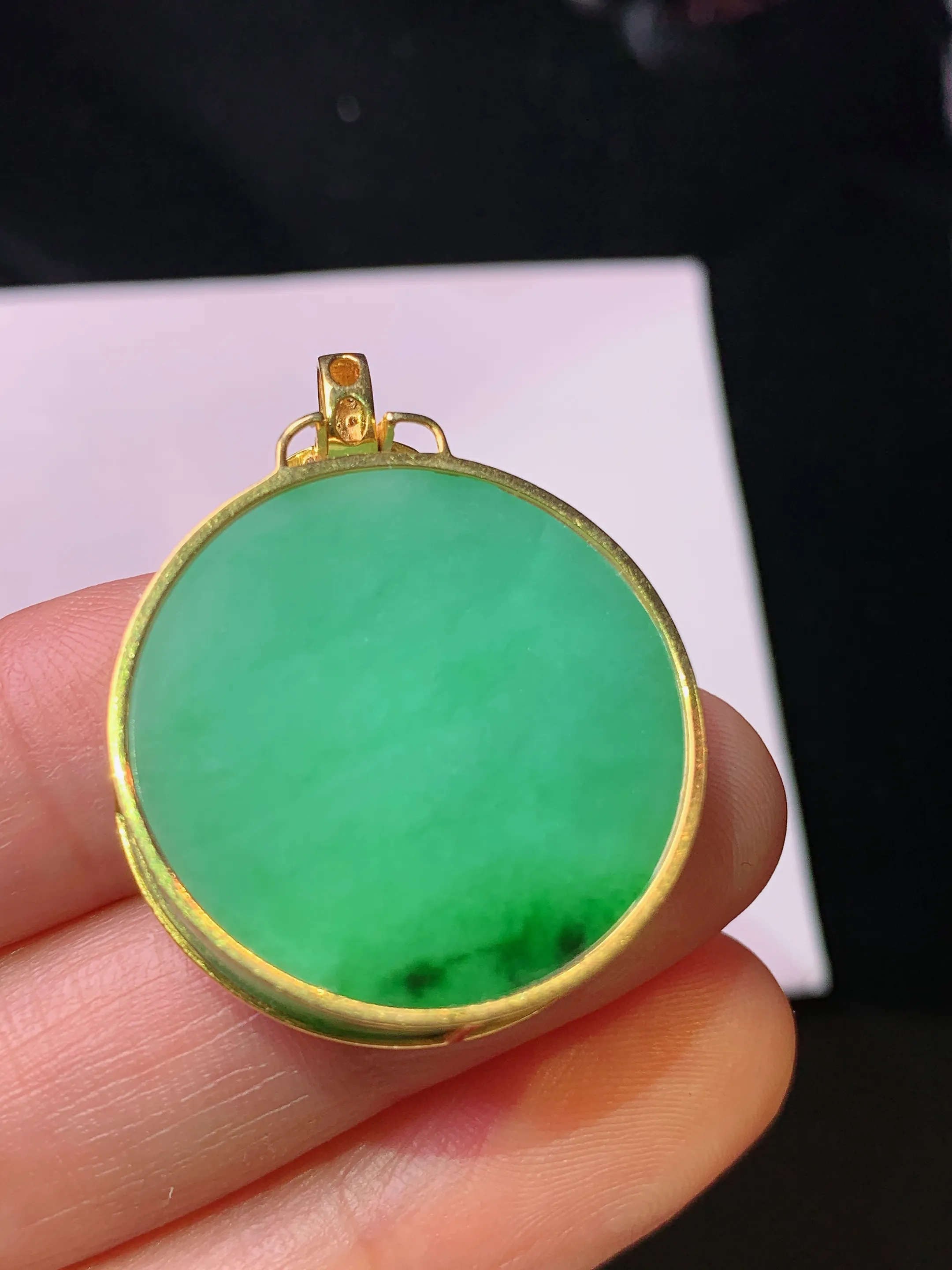 18k金钻镶嵌翠绿圆牌吊坠 玉质细腻 色泽艳丽清新 整体尺寸32*24.8*6.2