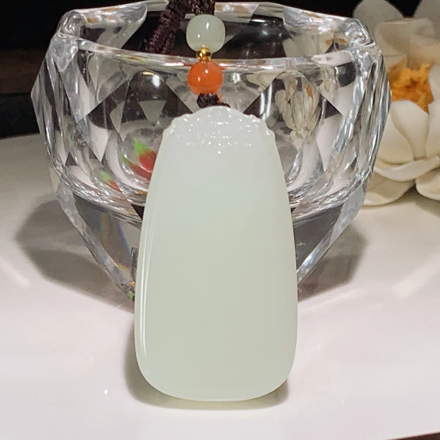 新疆和田玉平安无事牌挂件。尺寸46/26/9重24.8克。玉质细腻油润。手推出油。佩戴高端典雅。lt