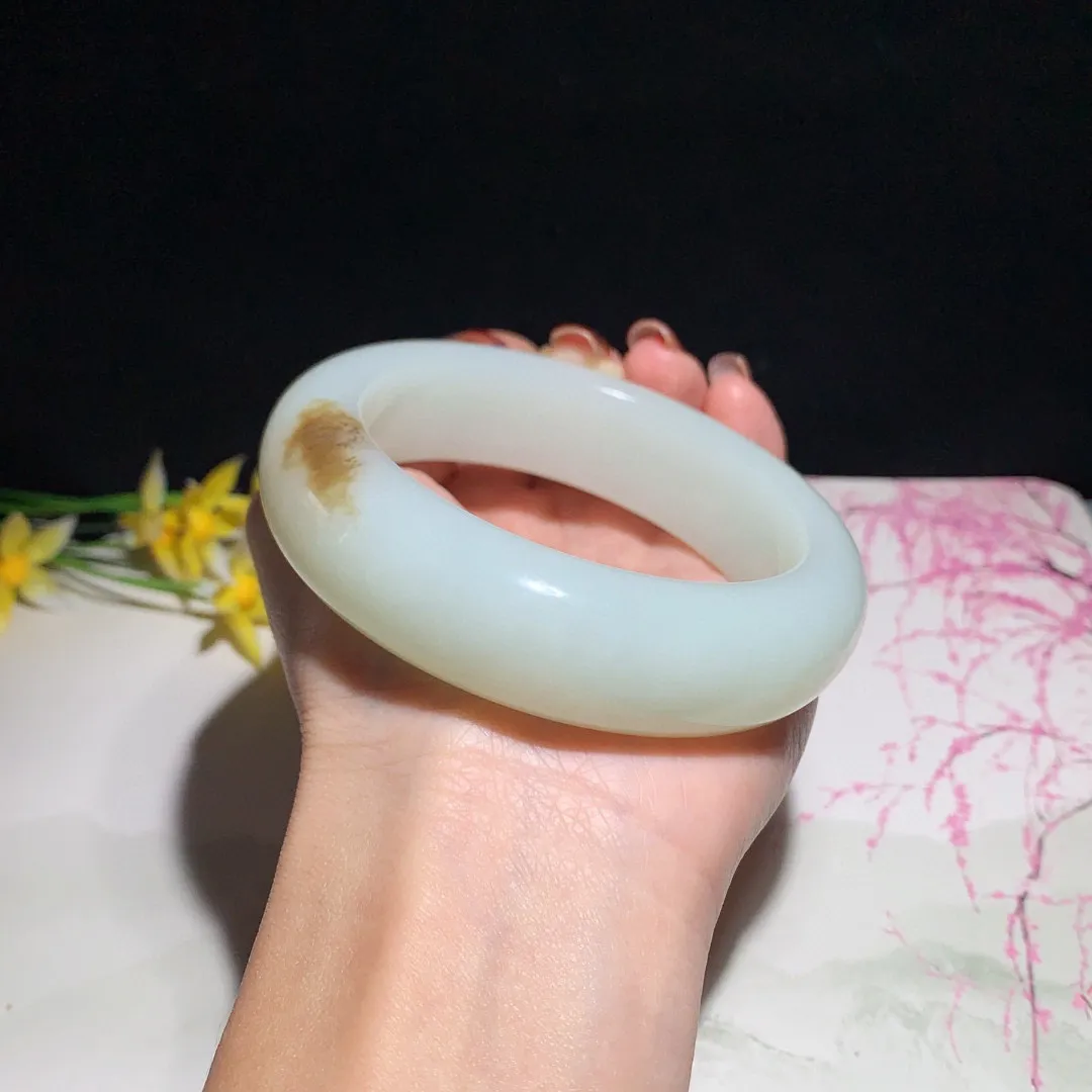 精品，和田玉62圈口且末糖手镯，玉质细腻油润 底色纯净无裂无杂 脂粉好，品质高