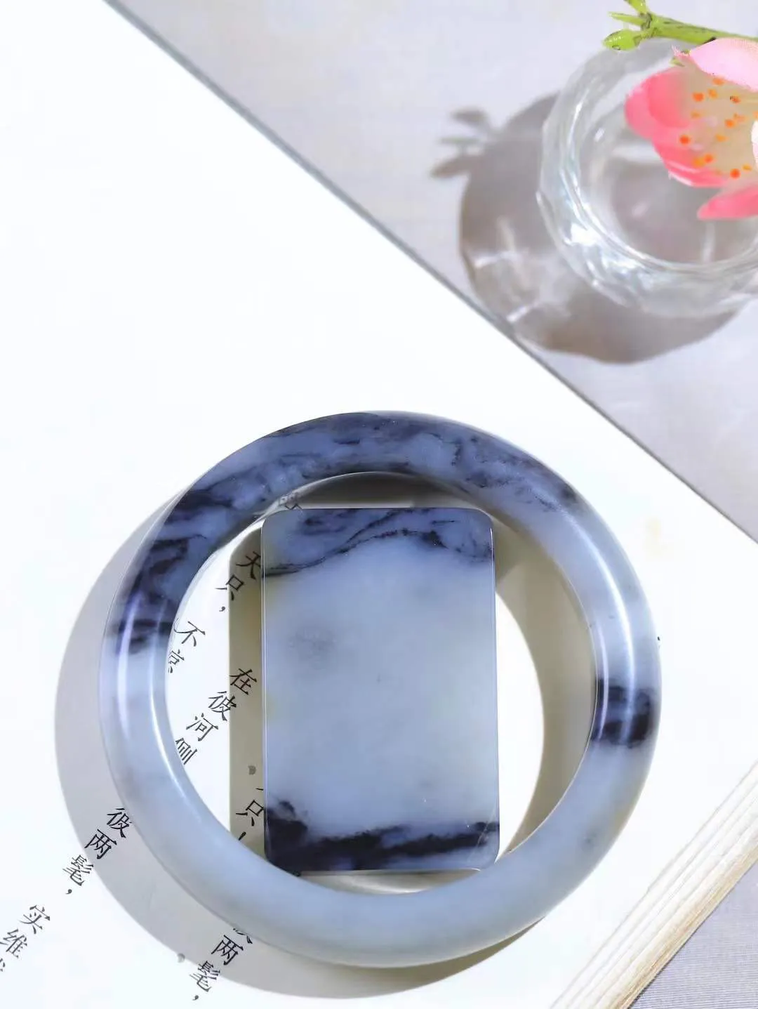 一套（籽.柔情似水.套镯）

收藏级臻品️新疆和田青花籽料套镯，玉质温润细腻，镯型厚重大气，优雅知