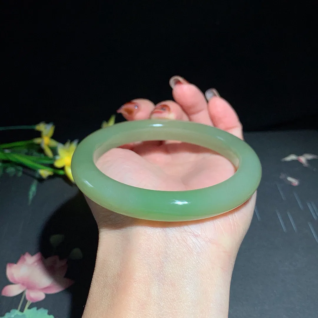 和田玉62圈翠青手镯！圈口62宽10.5厚9.8重59玉质细腻油润 底色纯净 无裂无黑 脂粉好，品质