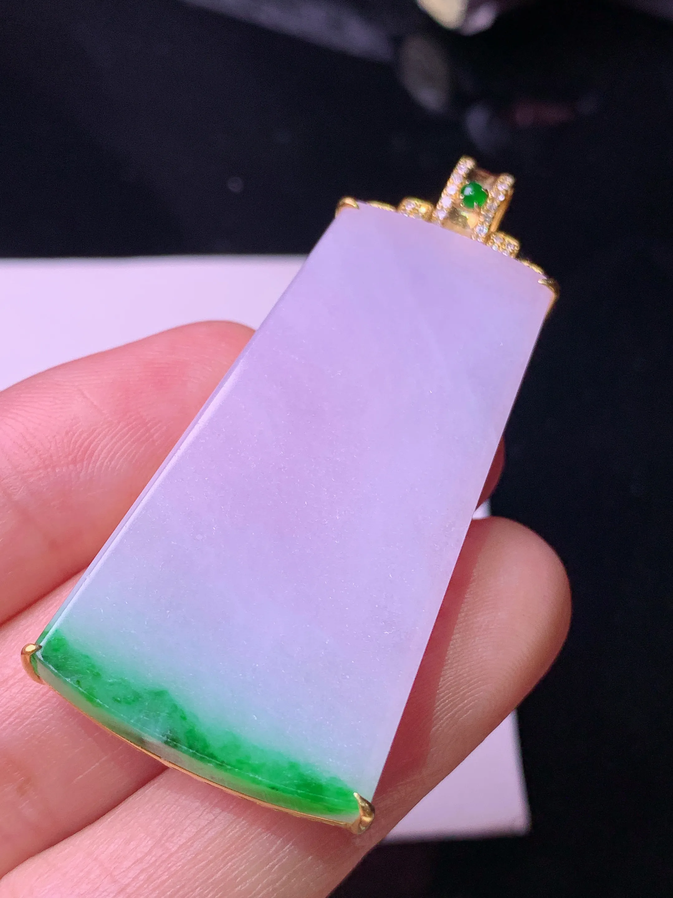 18k金钻镶嵌淡紫罗兰飘绿无事牌吊坠 玉质细腻 色泽艳丽清新 整体尺寸51.5*24.5*6.5