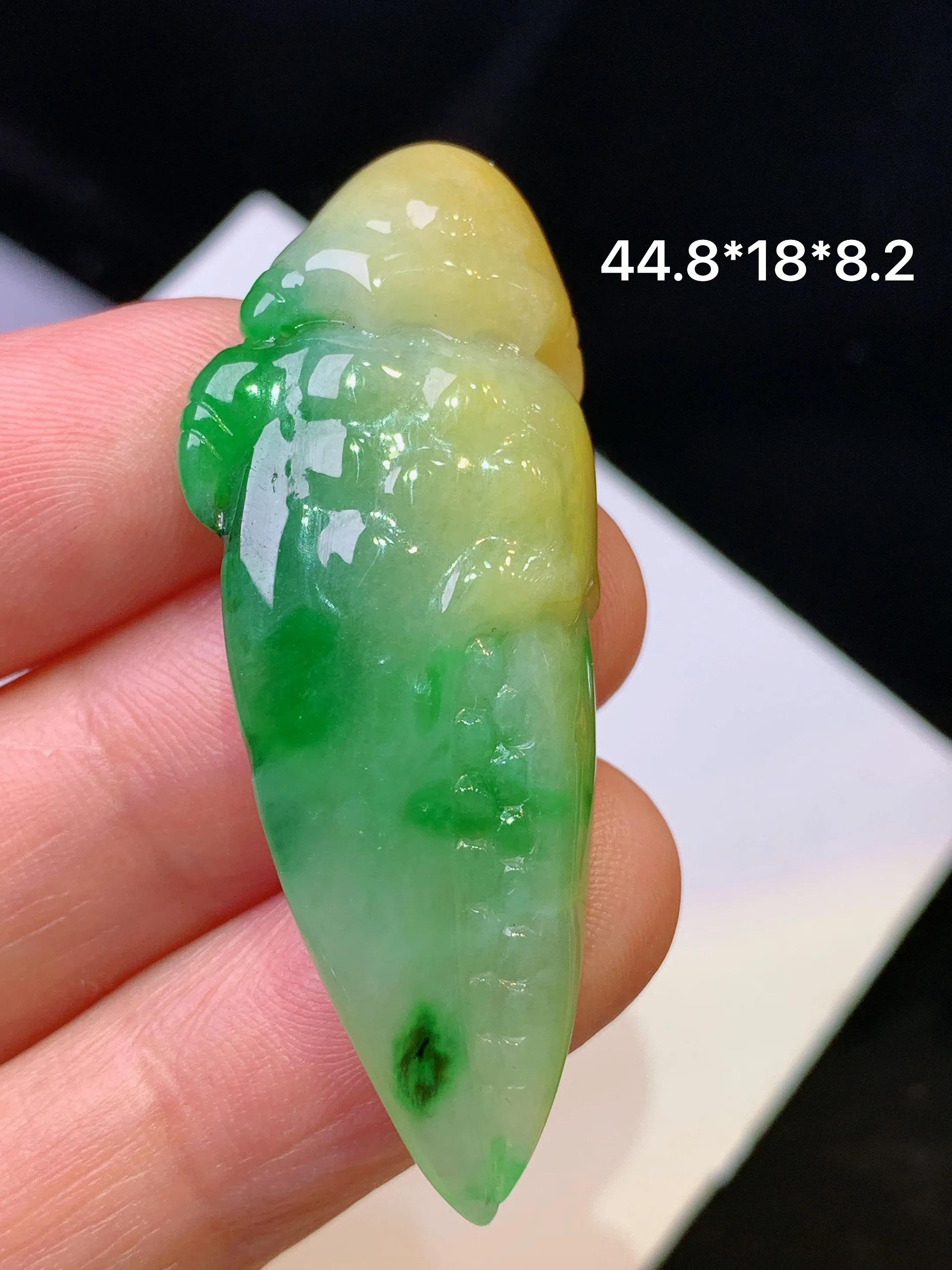 飘黄绿蟹钳吊坠 玉质细腻 色泽艳丽清新 整体尺寸44.8*18*8.2