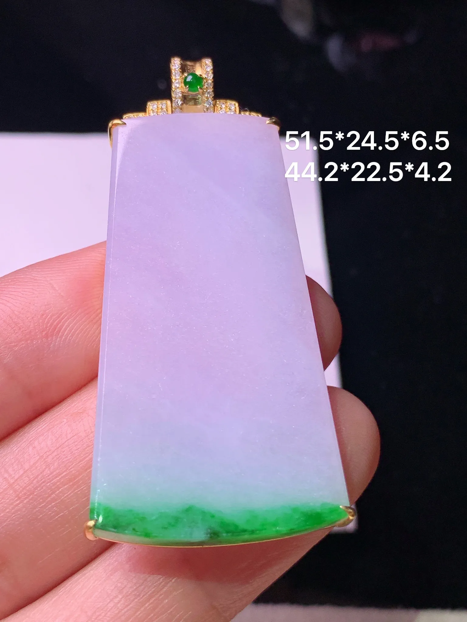 18k金钻镶嵌淡紫罗兰飘绿无事牌吊坠 玉质细腻 色泽艳丽清新 整体尺寸51.5*24.5*6.5