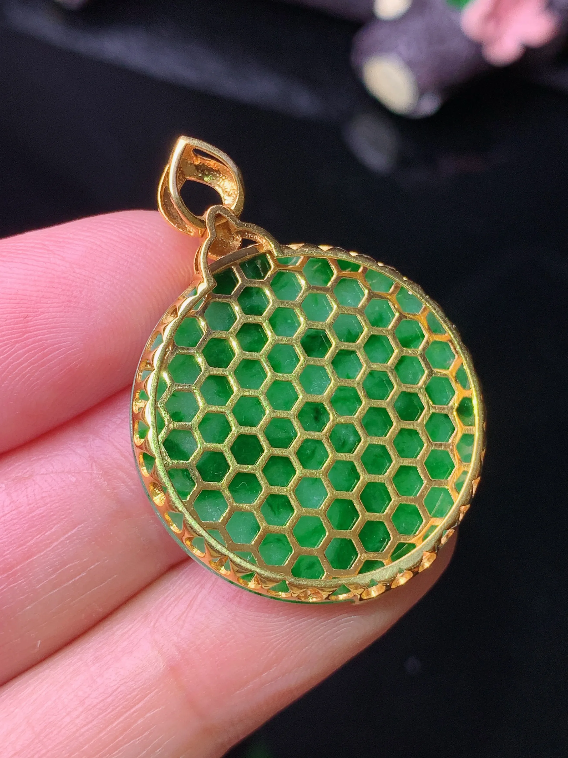 18k金镶嵌翠绿圆牌吊坠 玉质细腻 色泽艳丽清新 整体尺寸34.7*25.3*3.6