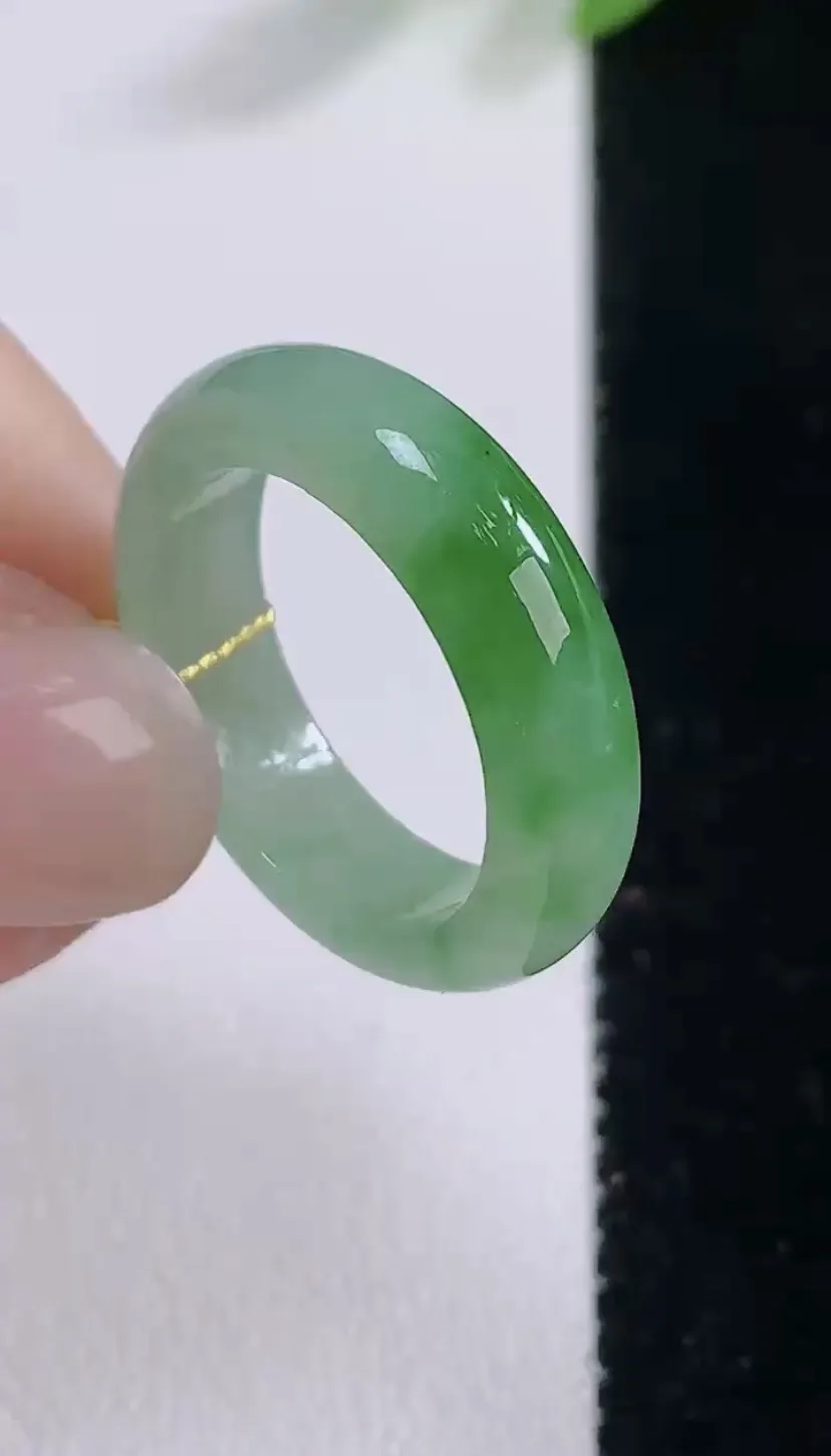 翡翠a货冰种飘绿指环 戒指，尺寸17.8-5.2-2.7，重量:3.43g